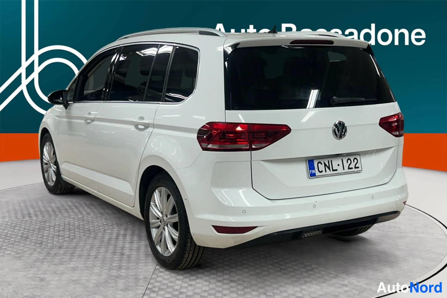 Valkoinen Volkswagen Touran 2019, takaviisto, kuva 6