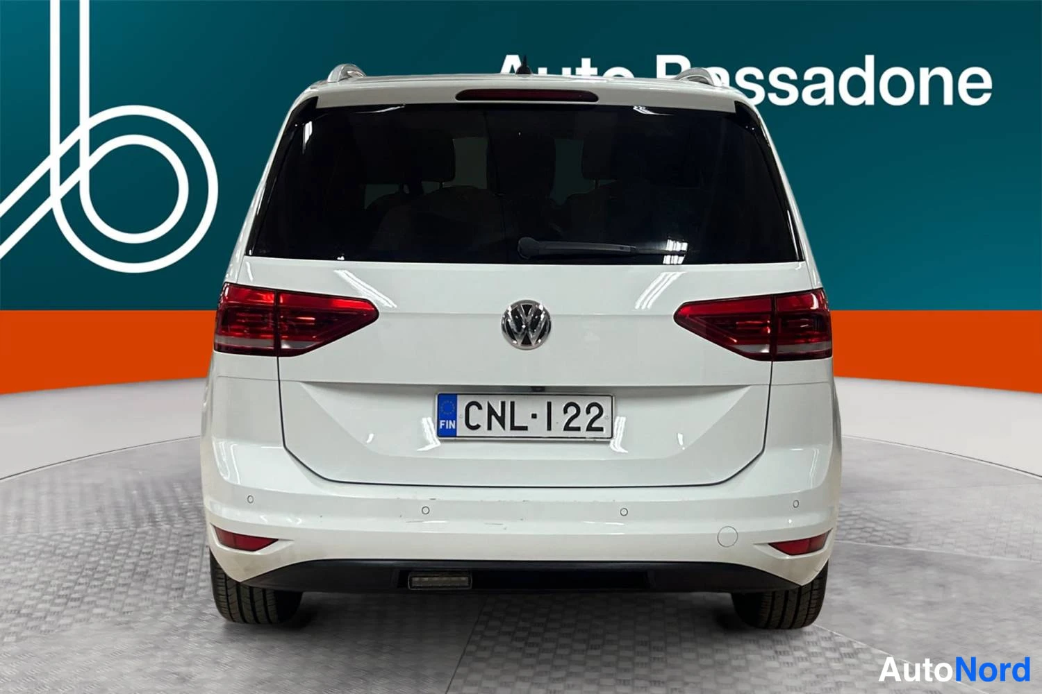 Valkoinen Volkswagen Touran 2019, takaa, kuva 8
