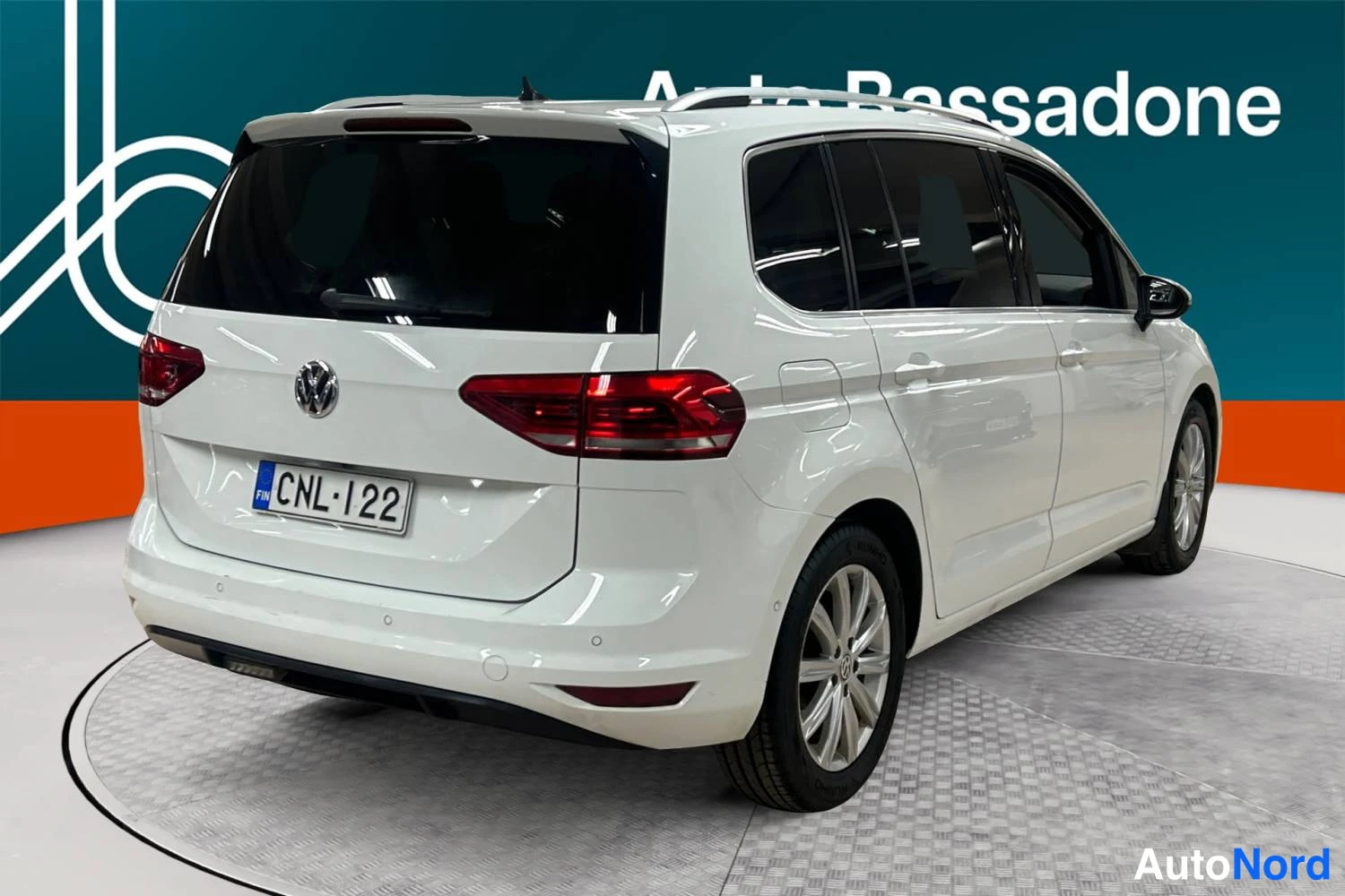 Valkoinen Volkswagen Touran 2019, takaviisto, kuva 7