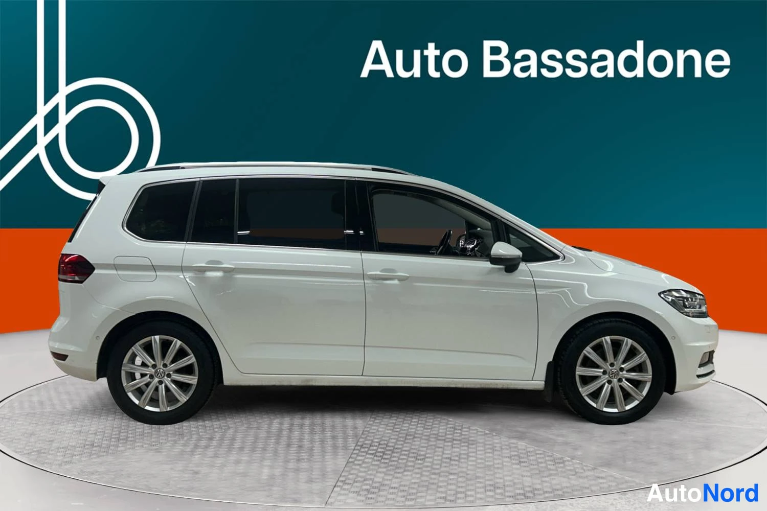 Valkoinen Volkswagen Touran 2019, takaviisto, kuva 5