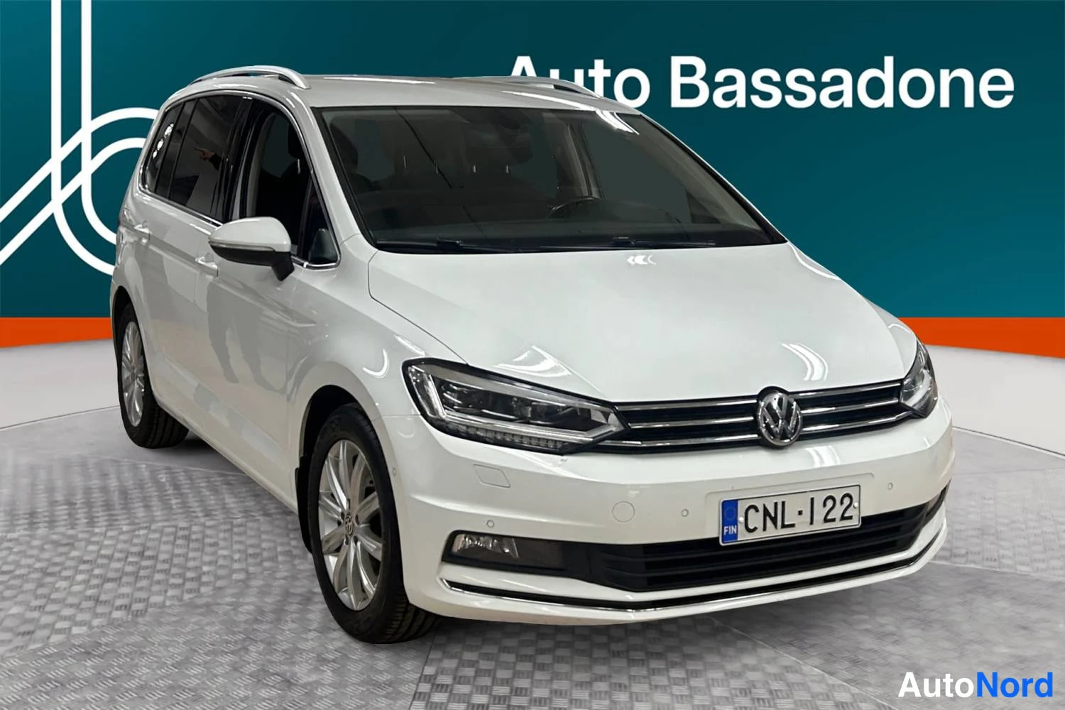 Valkoinen Volkswagen Touran 2019, etuviisto, keula oikealle, kuva 2