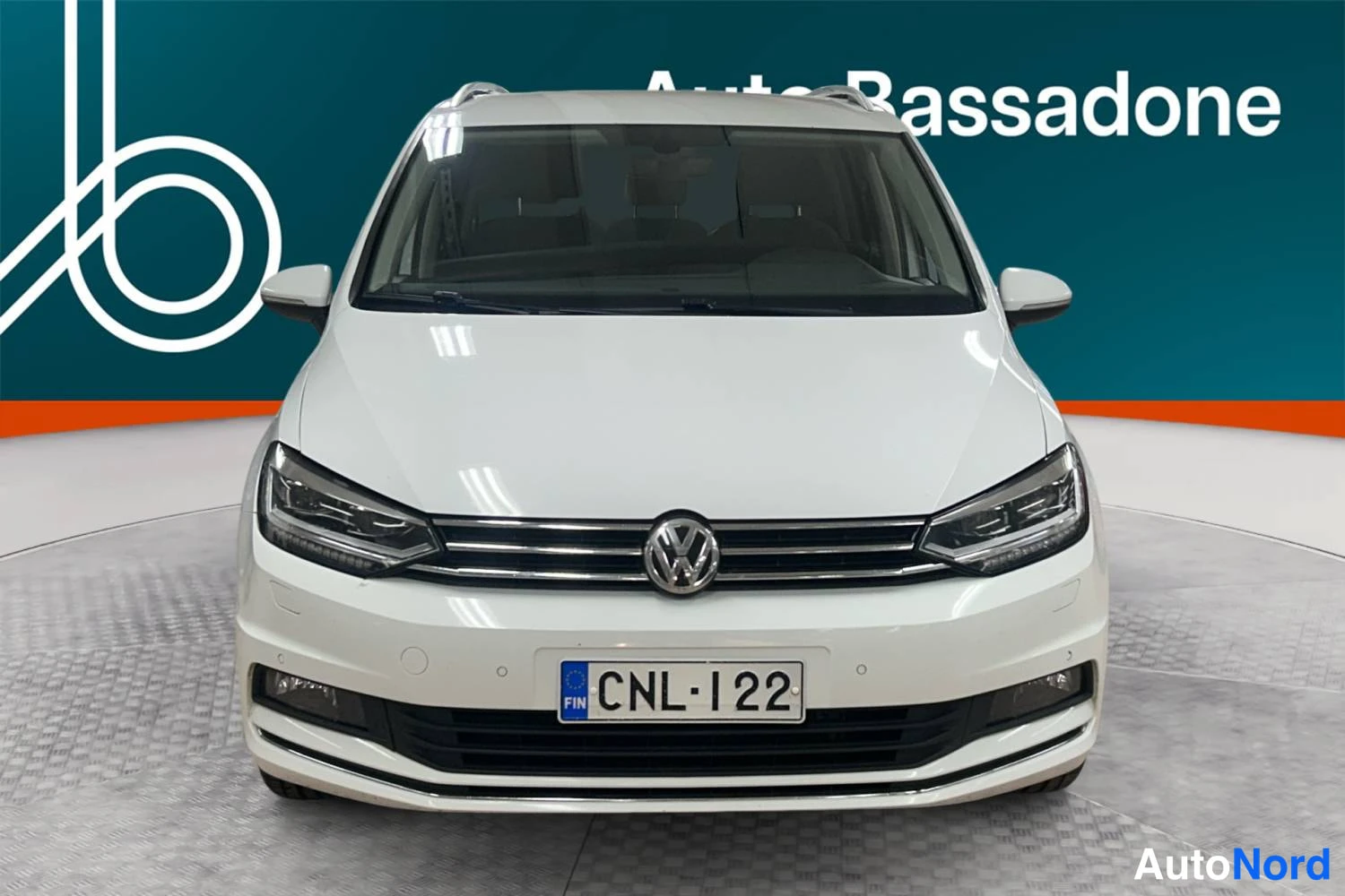 Valkoinen Volkswagen Touran 2019, edestä, kuva 3