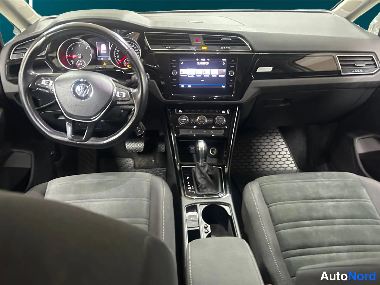 Valkoinen Volkswagen Touran 2019, ohjaamo, kuva 13
