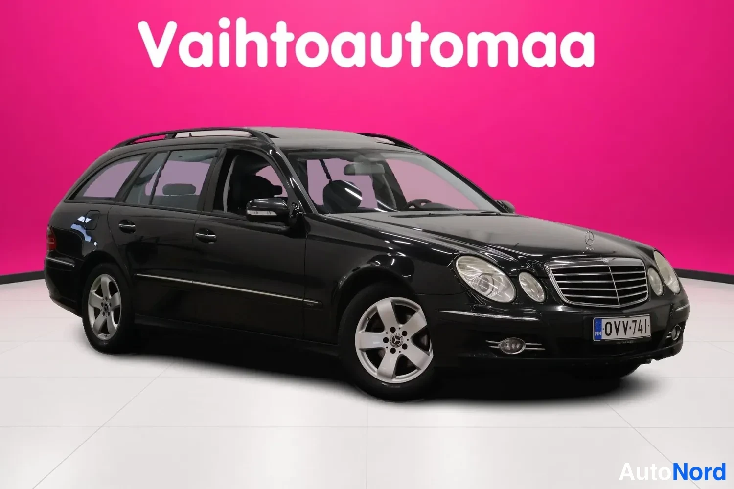 Musta Mercedes-Benz E 220 CDI 2006, etuviisto, keula oikealle, kuva 2