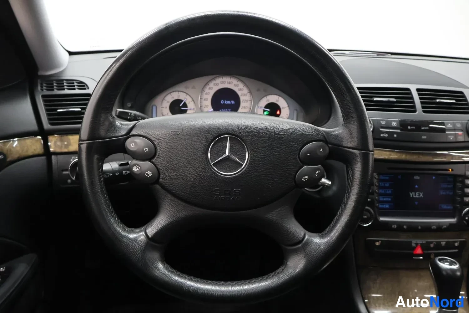 Musta Mercedes-Benz E 220 CDI 2006, ohjaamo, kuva 8