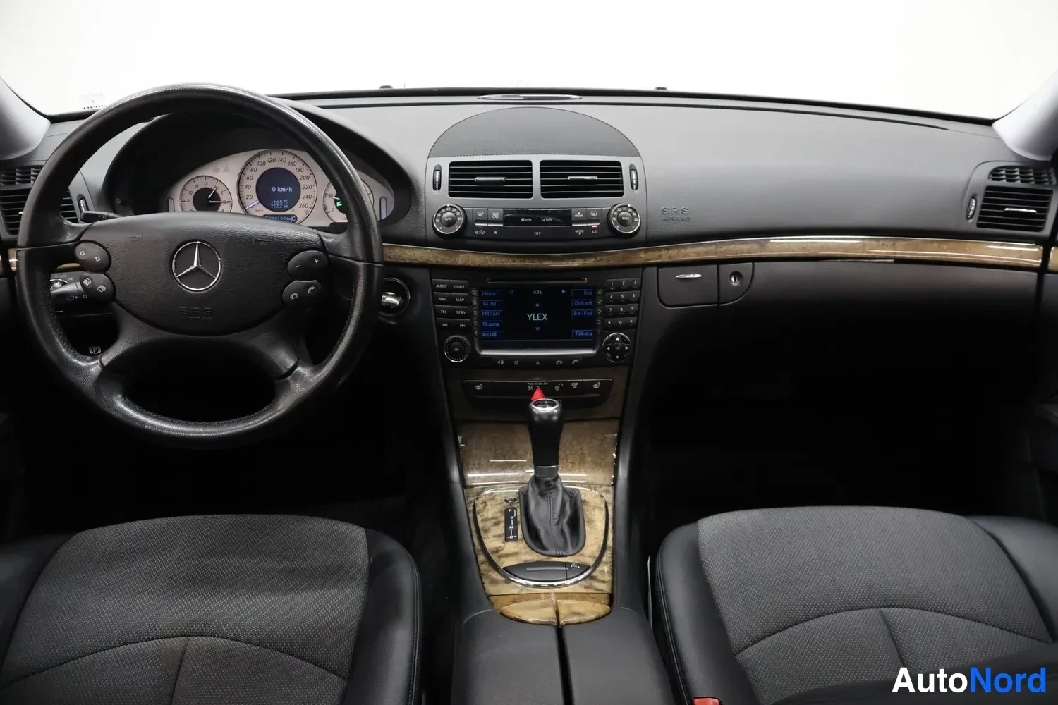 Musta Mercedes-Benz E 220 CDI 2006, ohjaamo, kuva 9
