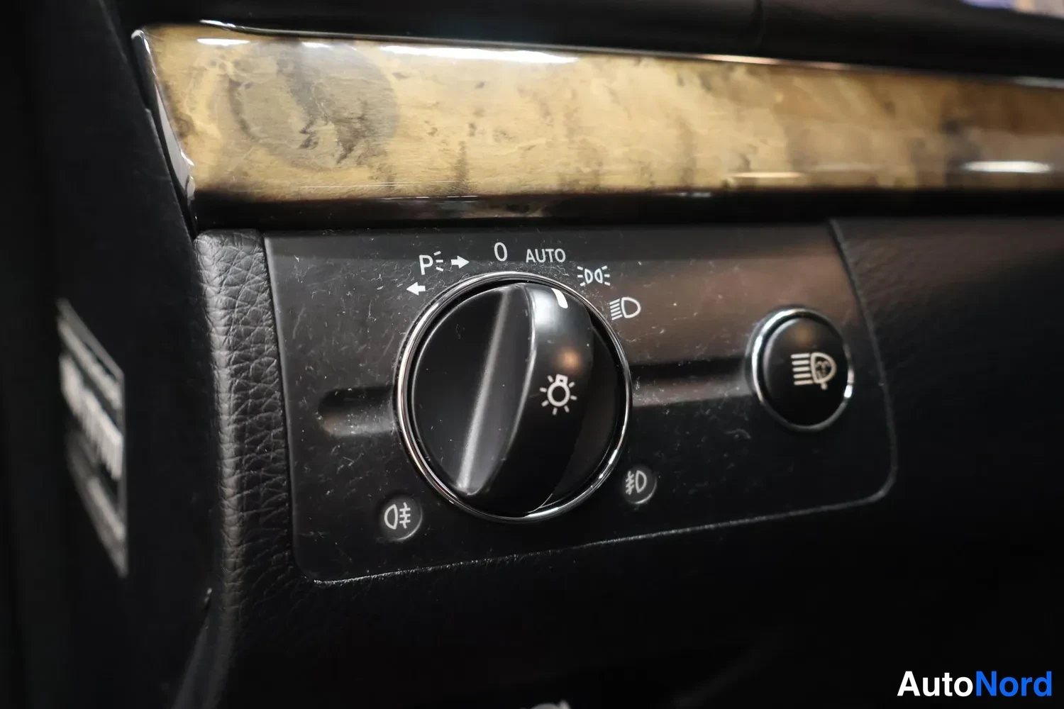 Musta Mercedes-Benz E 220 CDI 2006, yksityiskohta, kuva 14