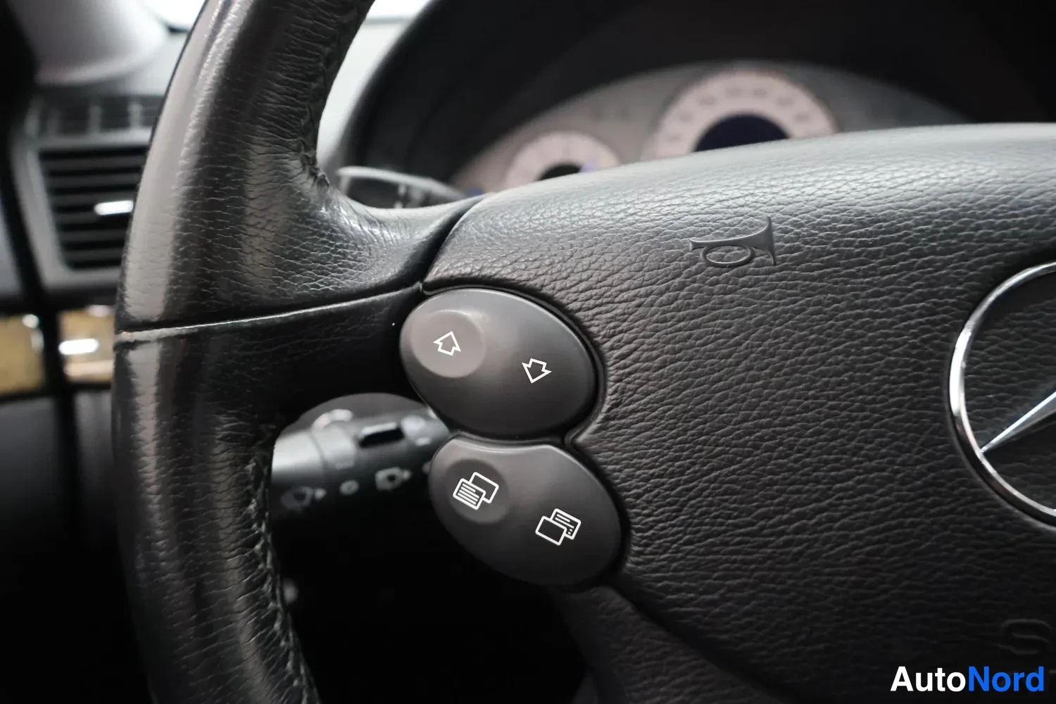 Musta Mercedes-Benz E 220 CDI 2006, yksityiskohta, kuva 15