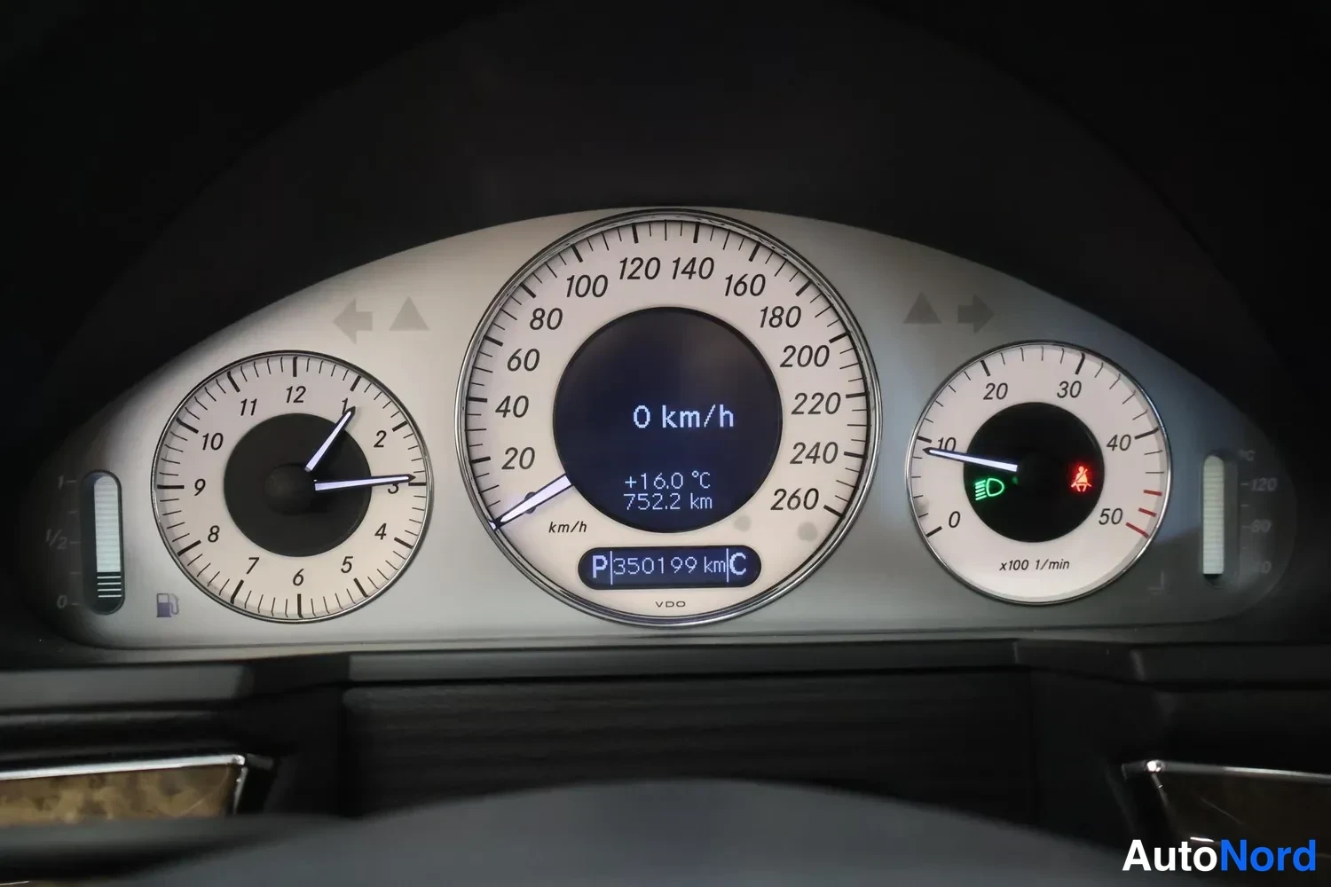Musta Mercedes-Benz E 220 CDI 2006, yksityiskohta, kuva 16