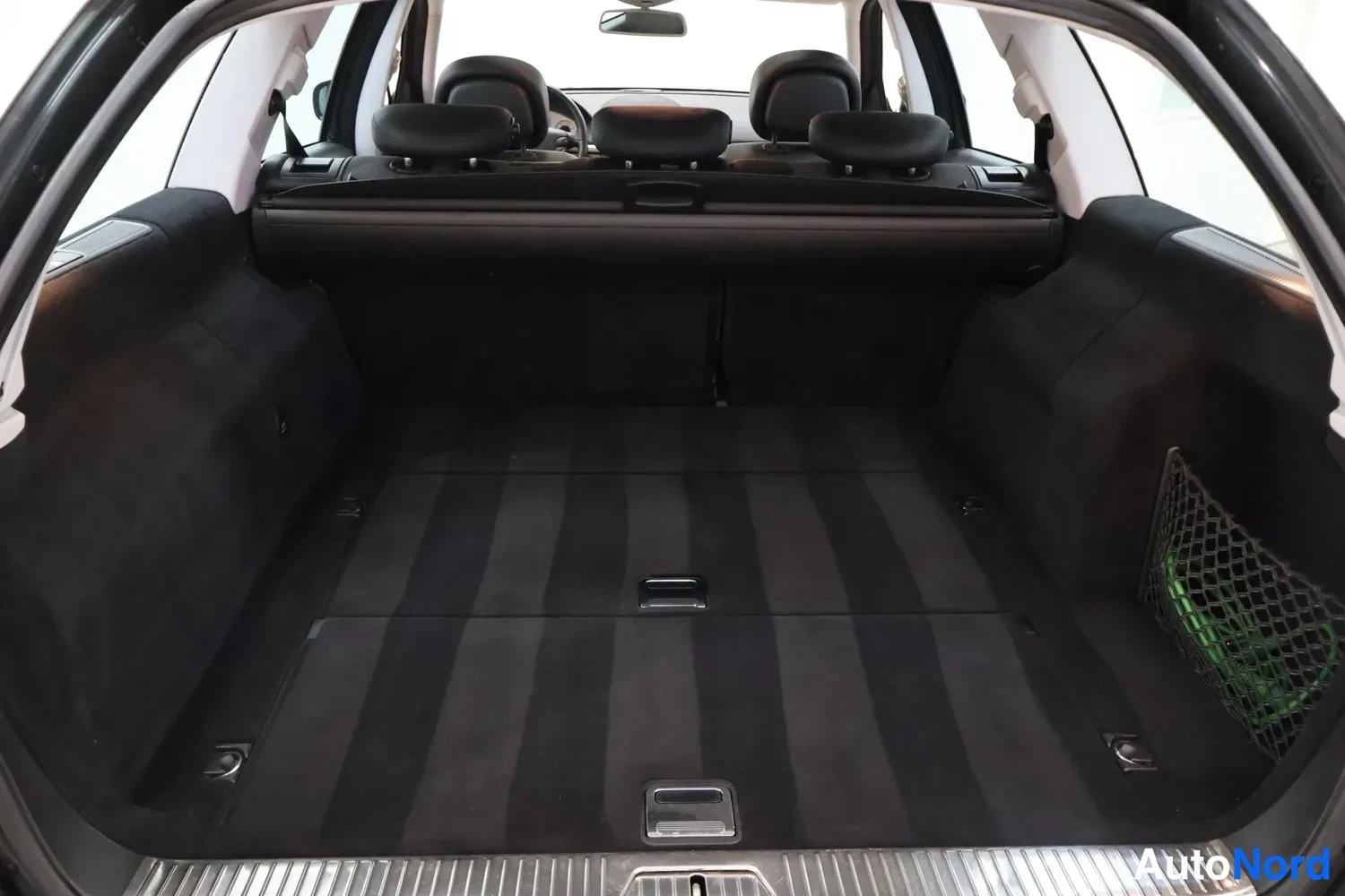 Musta Mercedes-Benz E 220 CDI 2006, tavaratila, kuva 12