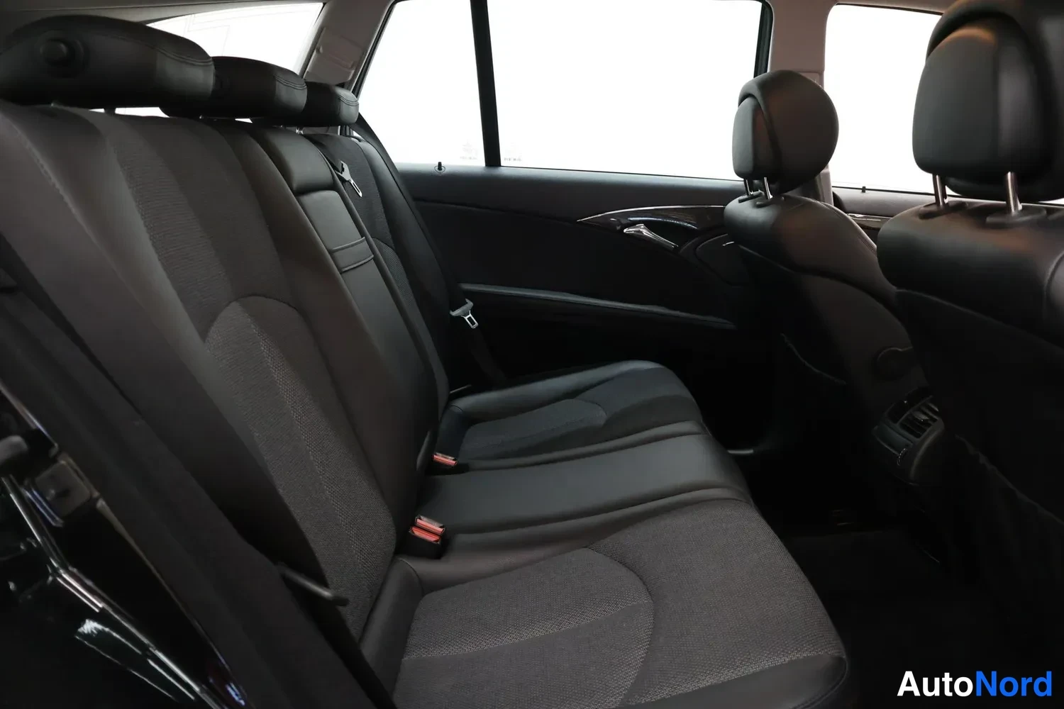 Musta Mercedes-Benz E 220 CDI 2006, takaistuimet, kuva 11
