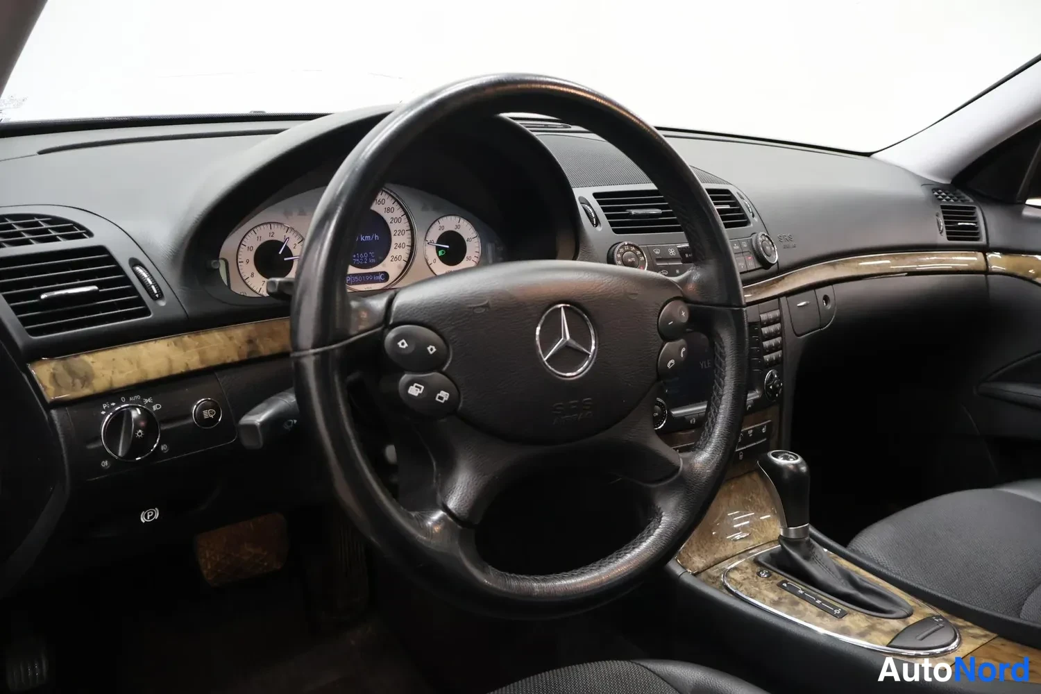 Musta Mercedes-Benz E 220 CDI 2006, ohjaamo, kuva 7