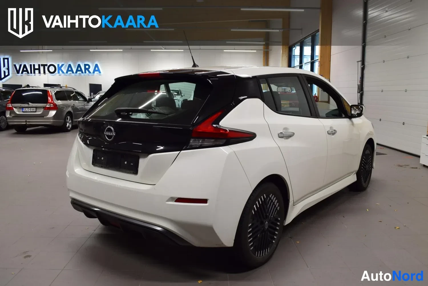 Valkoinen Nissan Leaf 2022, takaviisto, kuva 2