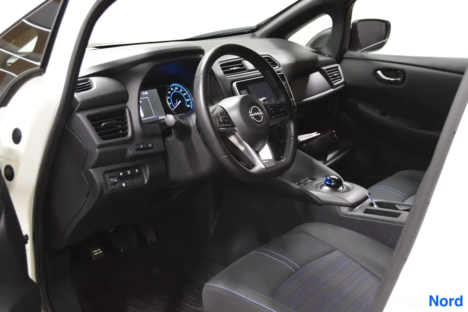 Valkoinen Nissan Leaf 2022, ohjaamo, kuva 3