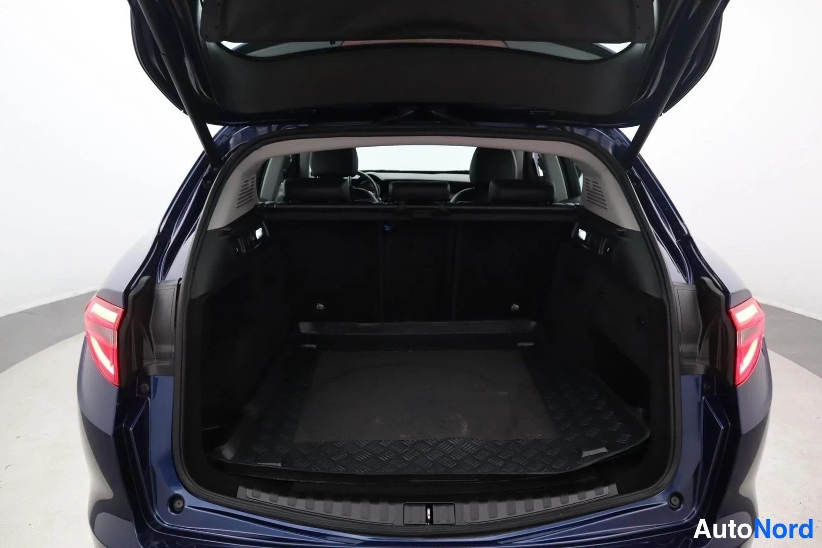 Sininen Alfa Romeo Stelvio 2018, tavaratila, kuva 19