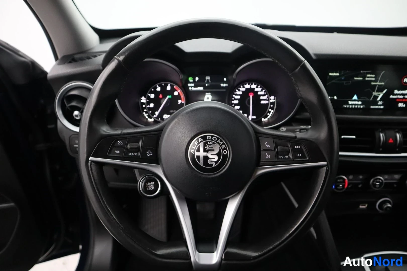 Sininen Alfa Romeo Stelvio 2018, ohjaamo, kuva 11