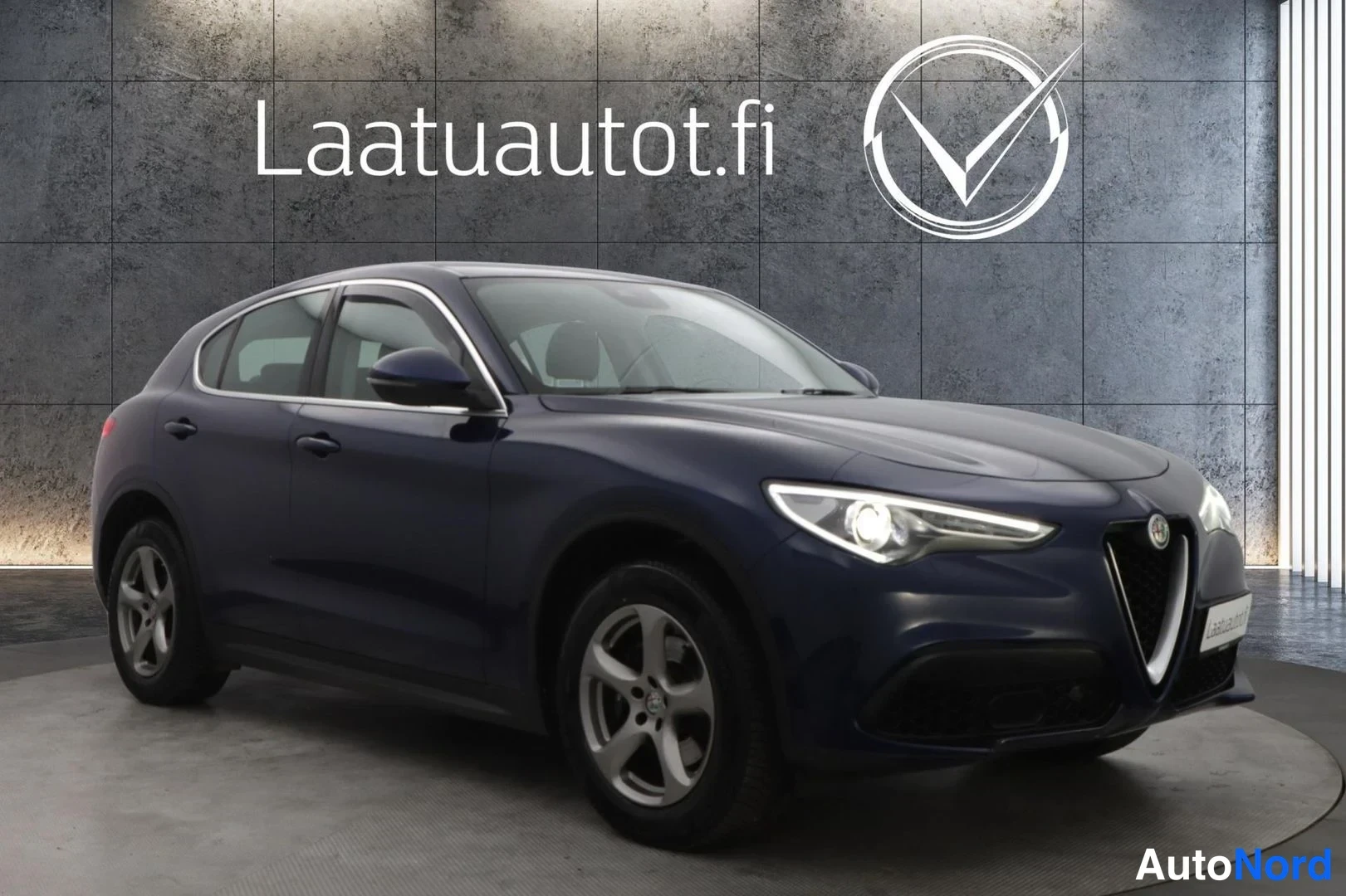 Sininen Alfa Romeo Stelvio 2018, etuviisto, keula oikealle, kuva 3