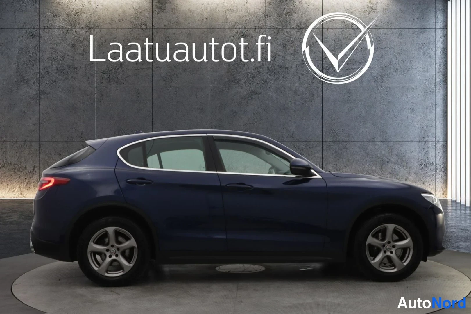 Sininen Alfa Romeo Stelvio 2018, takaviisto, kuva 4