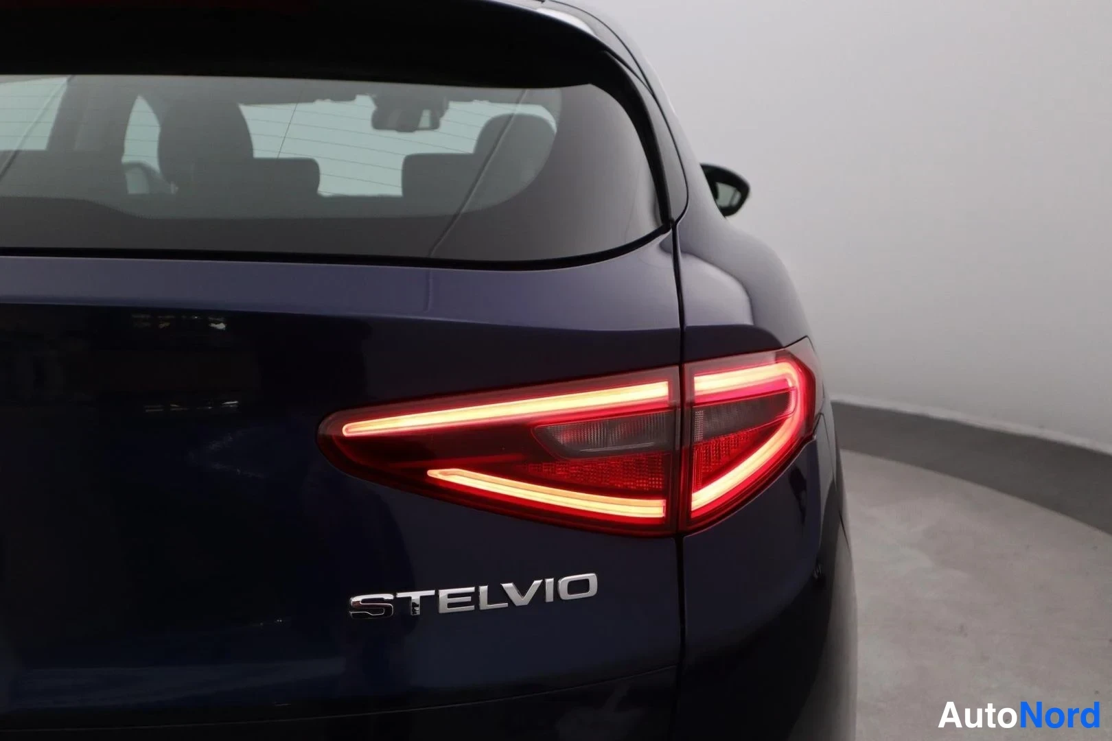 Sininen Alfa Romeo Stelvio 2018, yksityiskohta, kuva 22