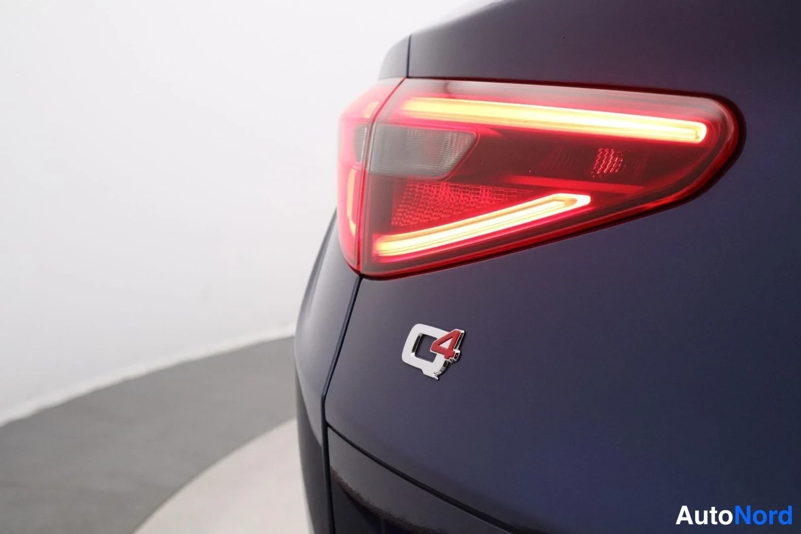 Sininen Alfa Romeo Stelvio 2018, yksityiskohta, kuva 23