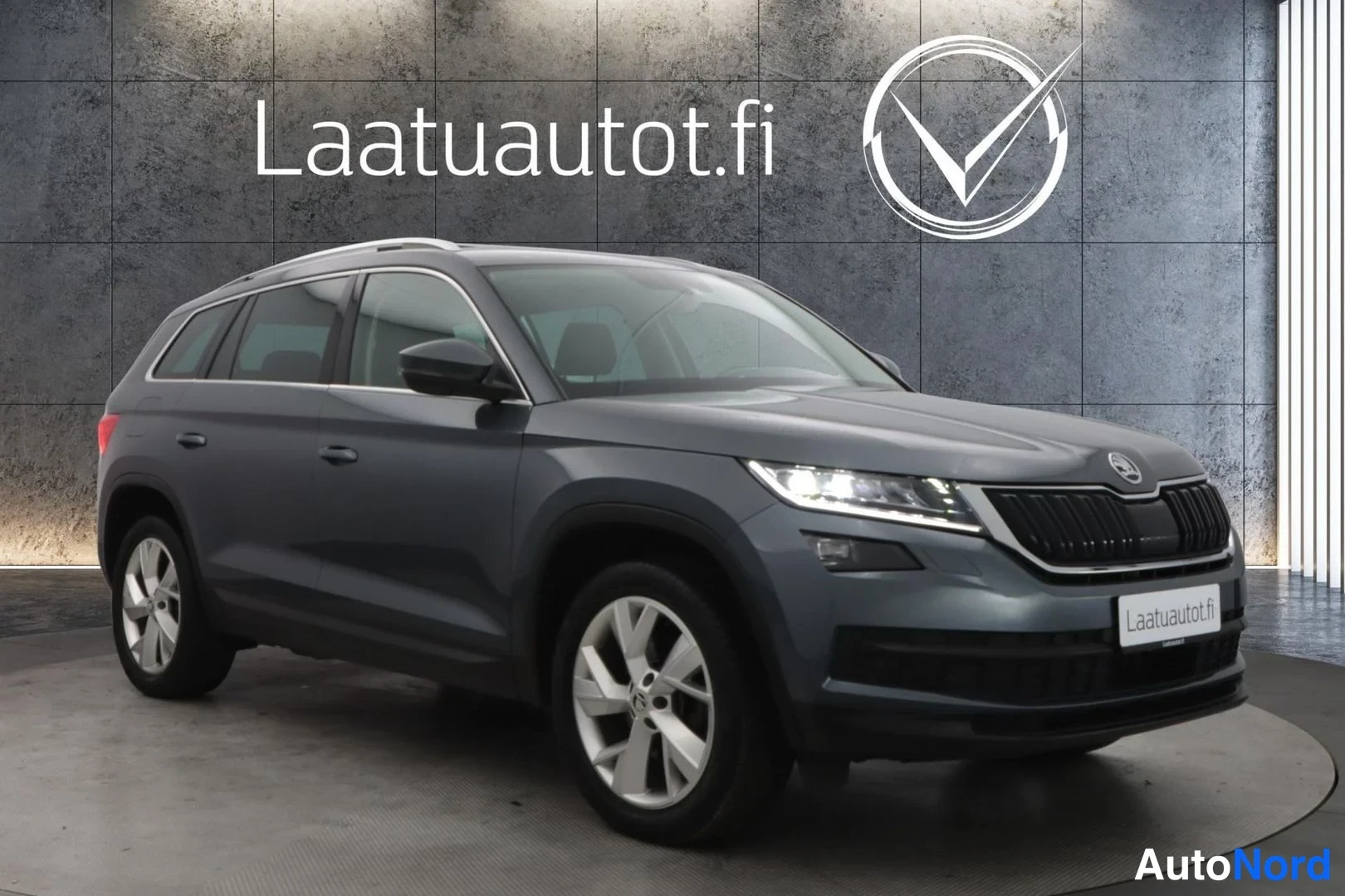 Harmaa Skoda Kodiaq 2017, etuviisto, keula oikealle, kuva 2