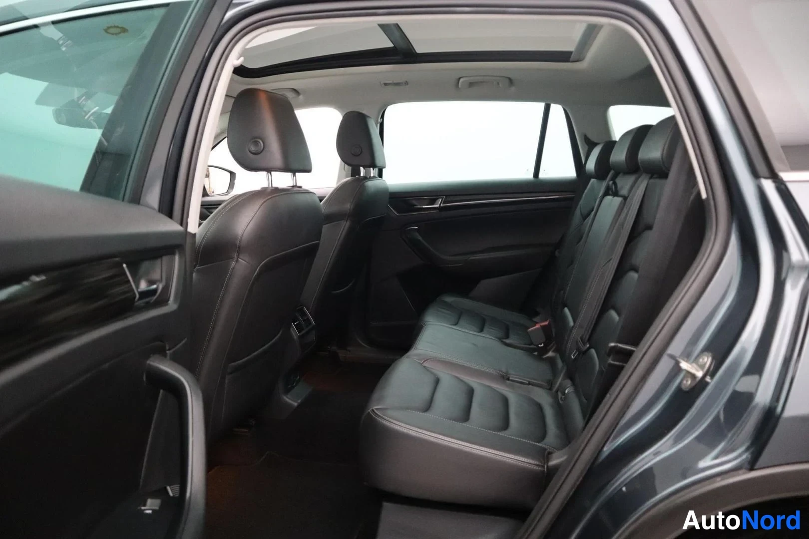 Harmaa Skoda Kodiaq 2017, takaistuimet, kuva 17