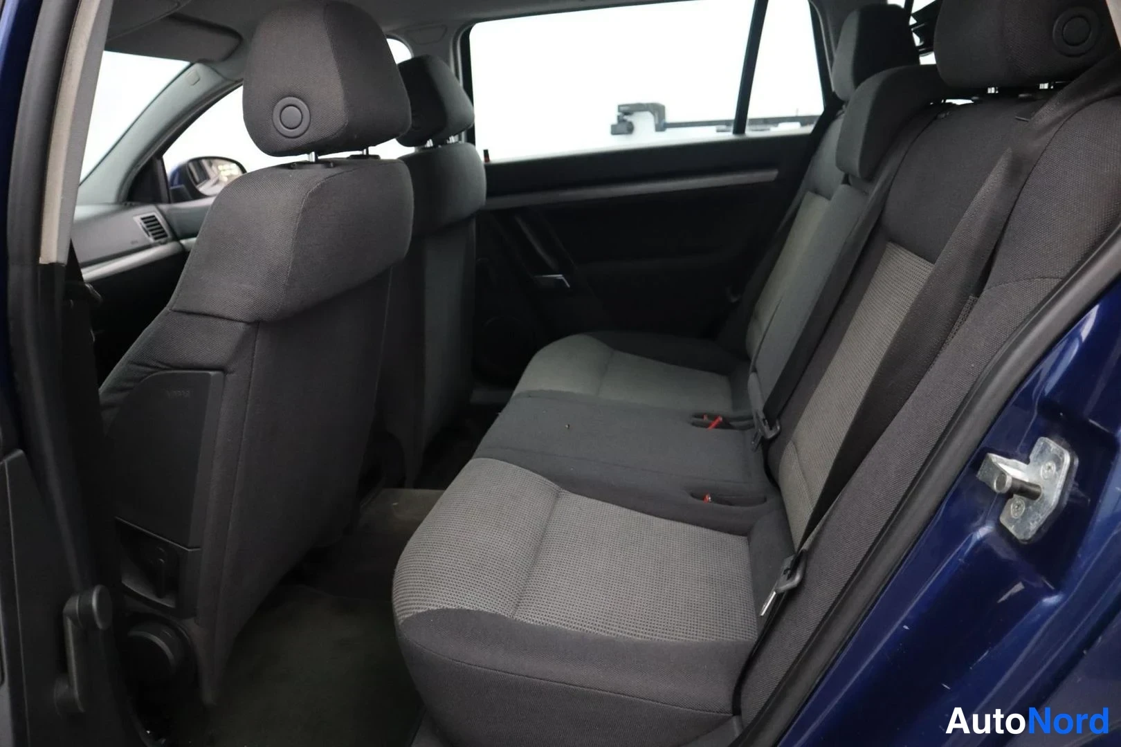 Sininen Opel Vectra 2003, takaistuimet, kuva 14