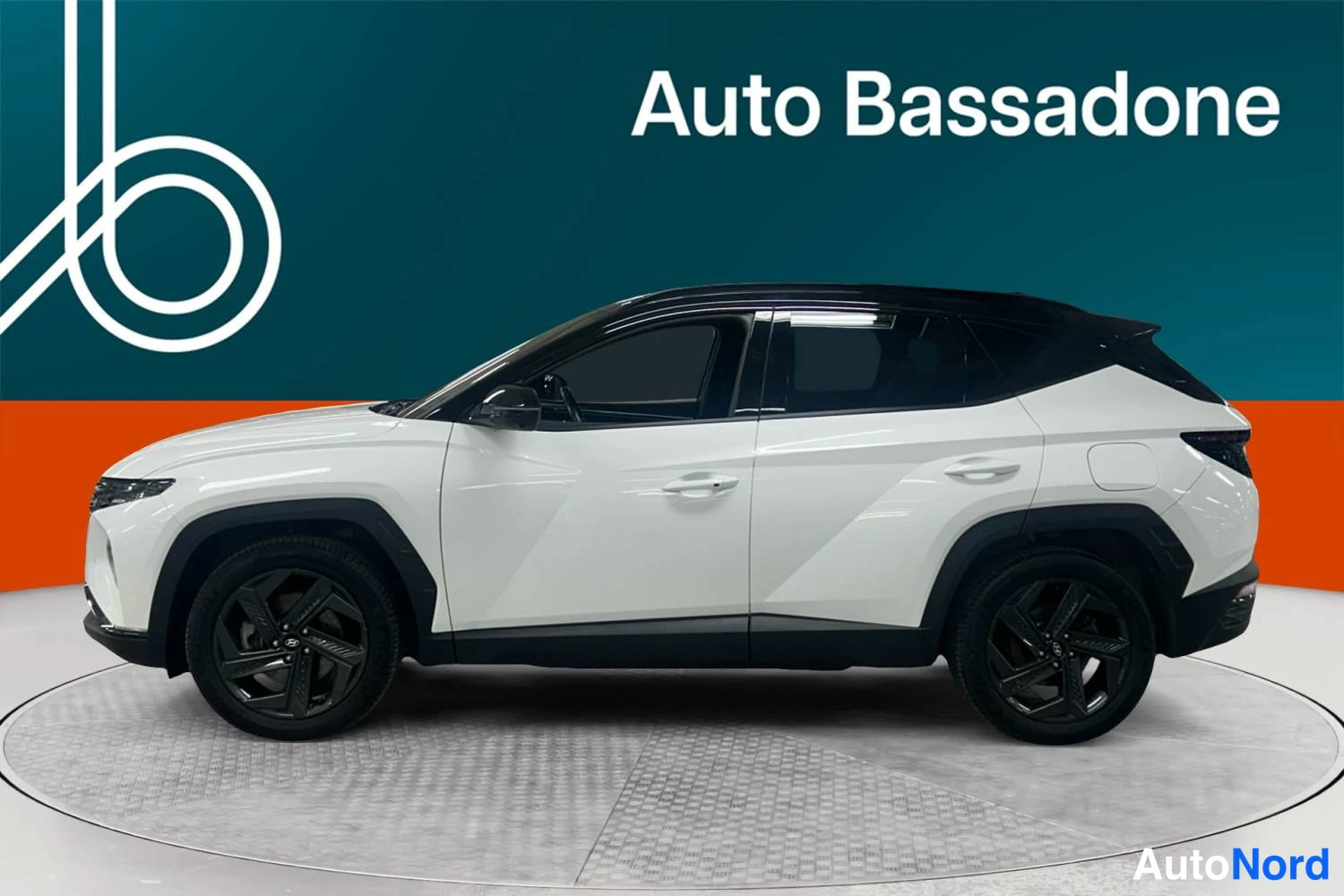 Valkoinen Hyundai Tucson 2024, sivulta, kuva 5