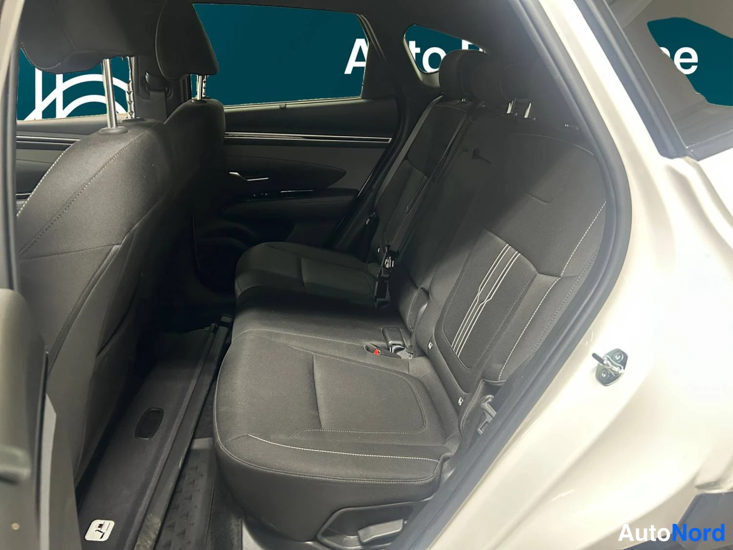 Valkoinen Hyundai Tucson 2024, takaistuimet, kuva 12