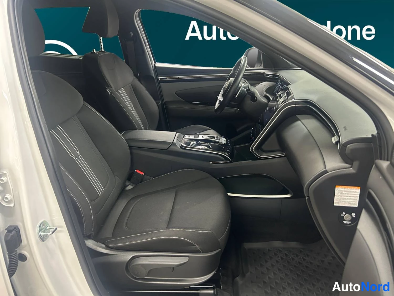 Valkoinen Hyundai Tucson 2024, etuistuimet, kuva 11