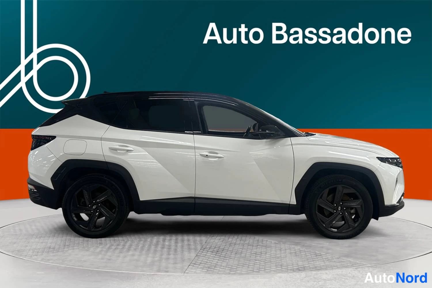 Valkoinen Hyundai Tucson 2024, sivulta, kuva 4