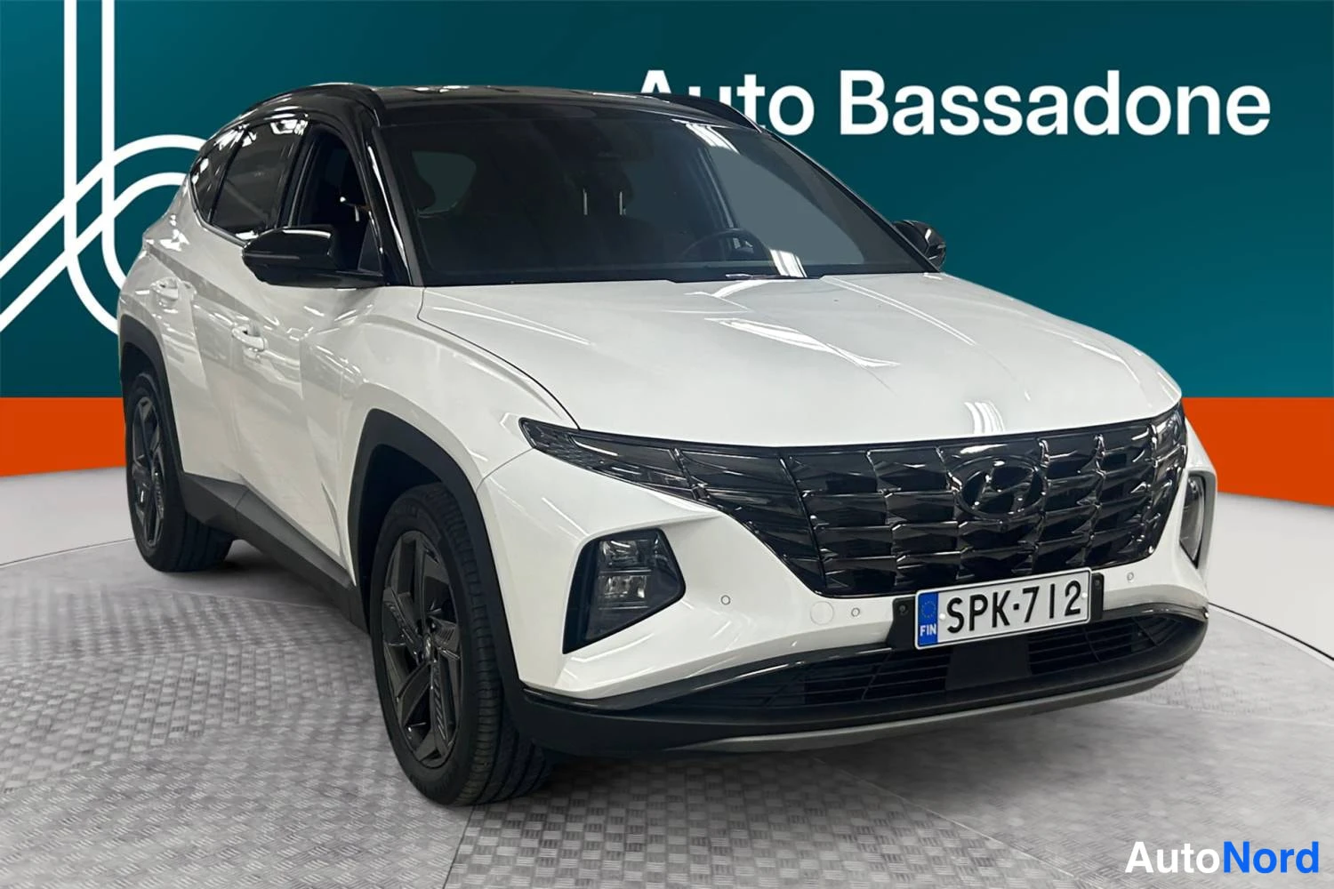 Valkoinen Hyundai Tucson 2024, etuviisto, keula oikealle, kuva 2