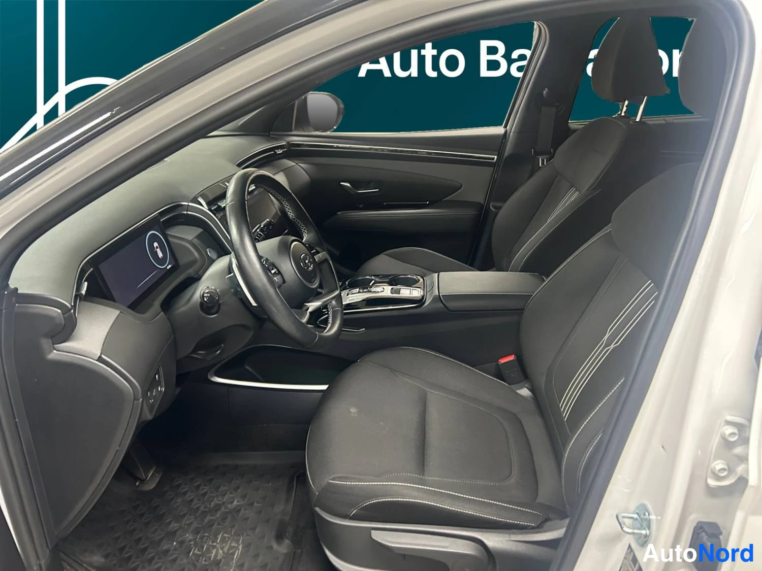 Valkoinen Hyundai Tucson 2024, ohjaamo, kuva 9