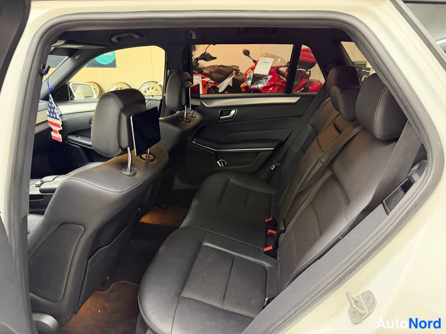 Valkoinen Mercedes-Benz E 200 CDI 2014, takaistuimet, kuva 13