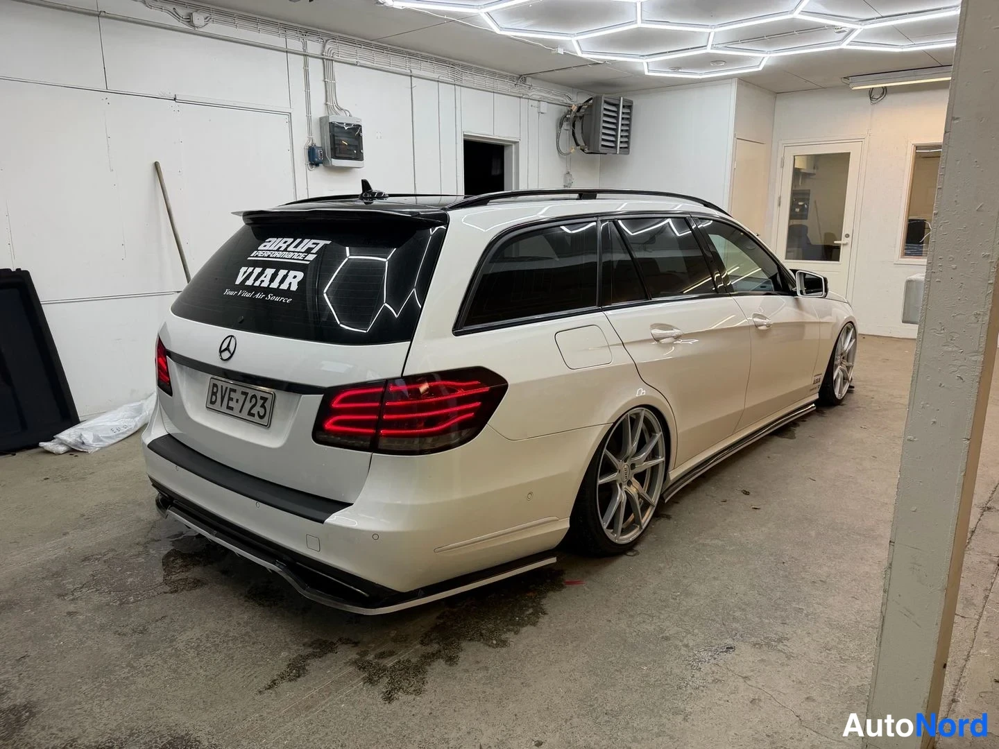 Valkoinen Mercedes-Benz E 200 CDI 2014, takaviisto, kuva 5