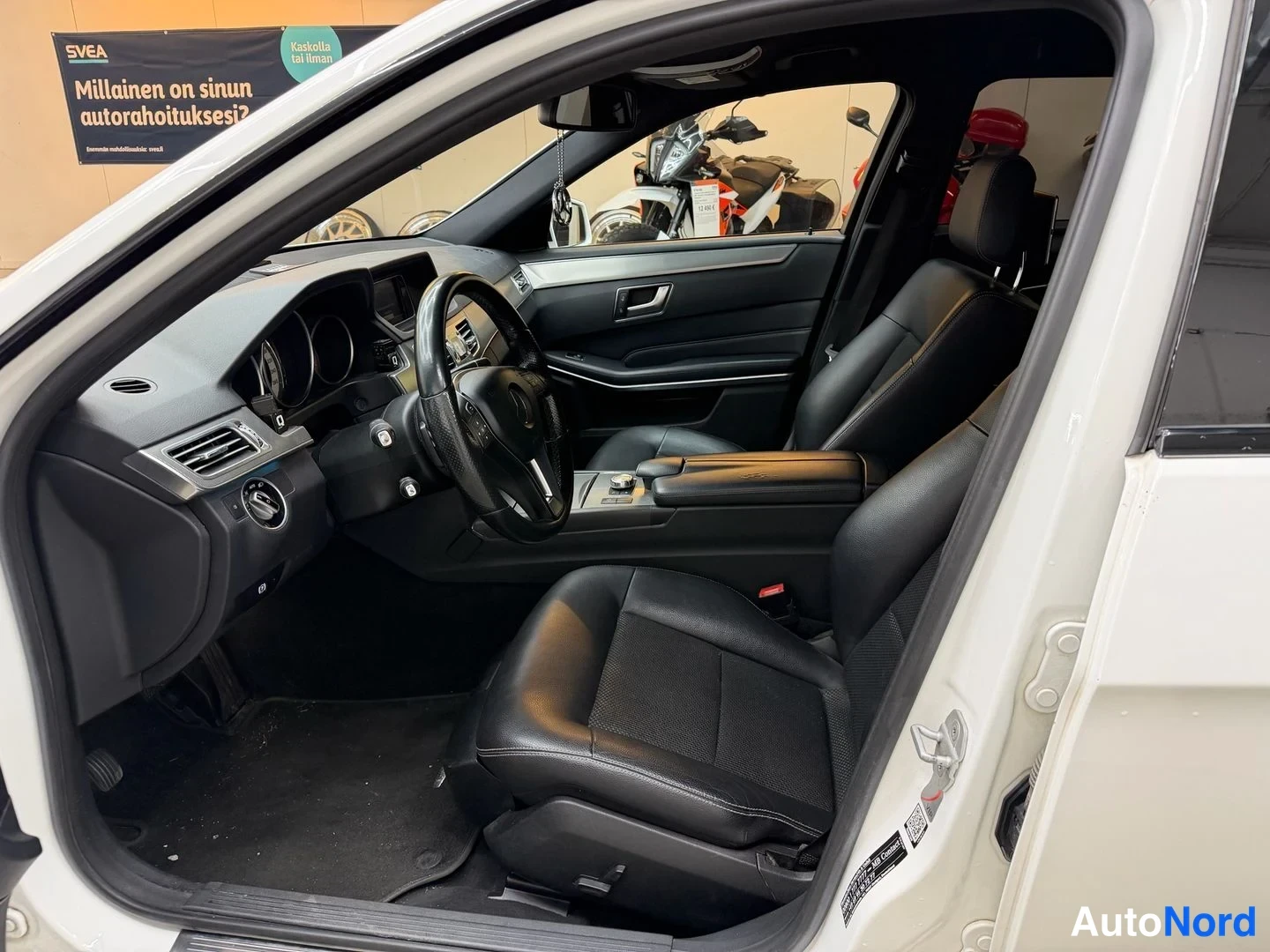 Valkoinen Mercedes-Benz E 200 CDI 2014, ohjaamo, kuva 7