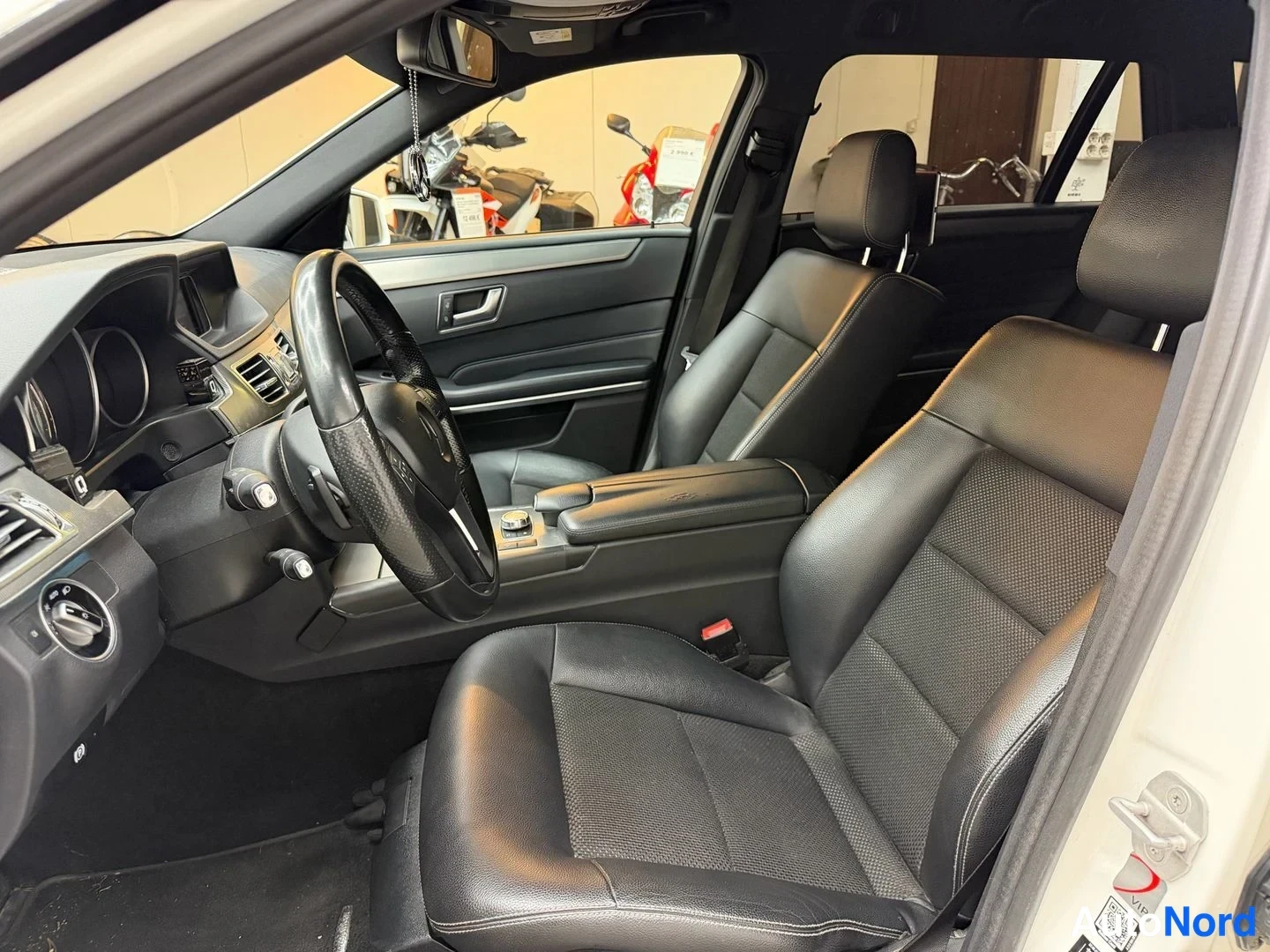 Valkoinen Mercedes-Benz E 200 CDI 2014, etuistuimet, kuva 10