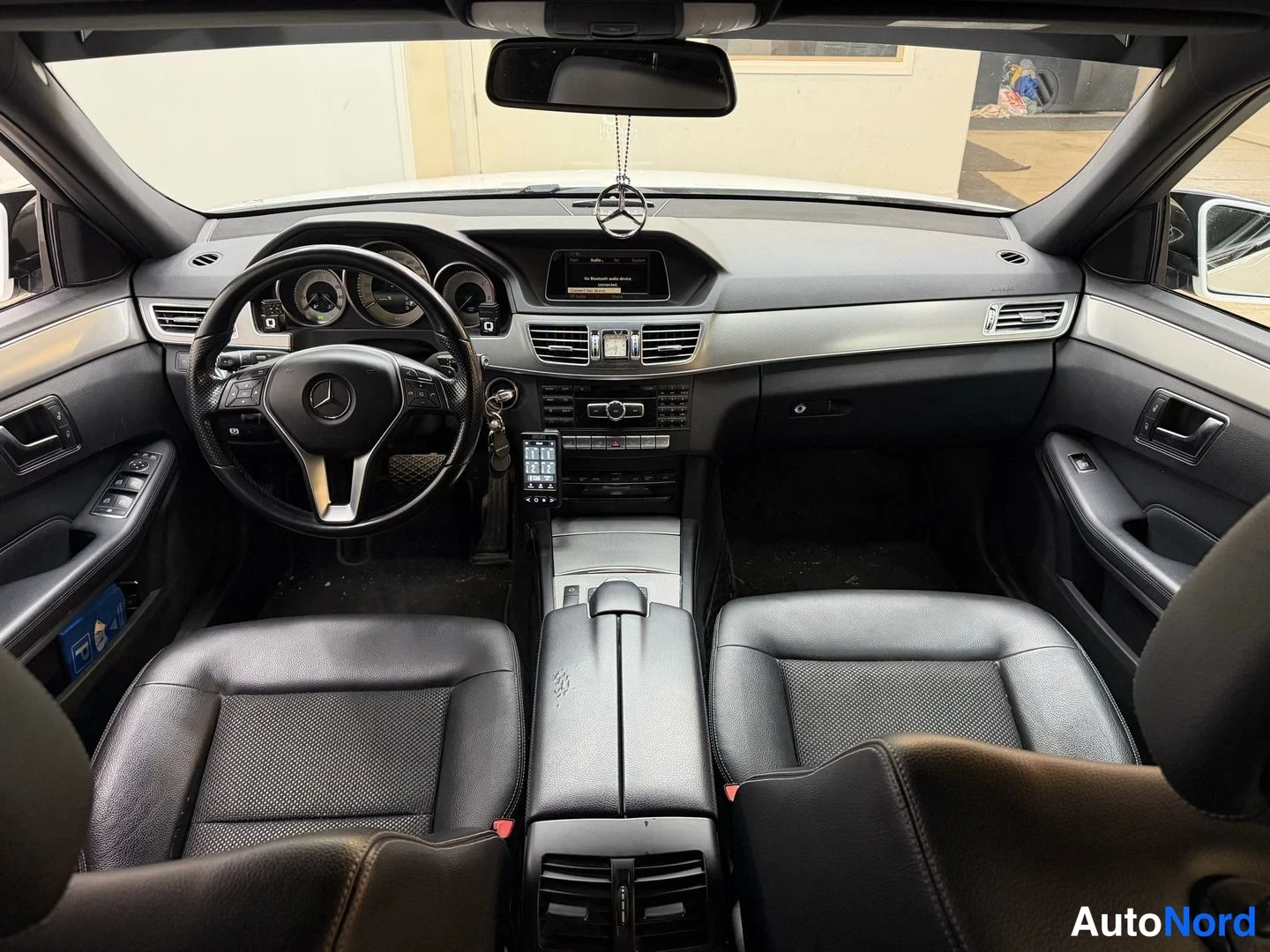 Valkoinen Mercedes-Benz E 200 CDI 2014, ohjaamo, kuva 8