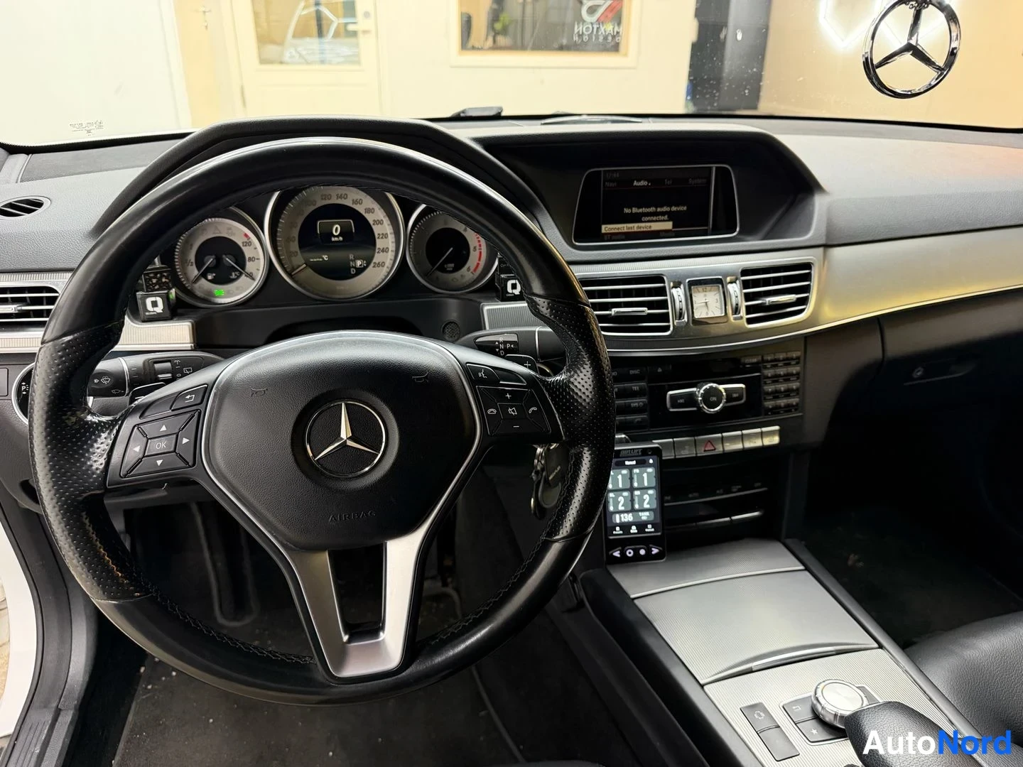 Valkoinen Mercedes-Benz E 200 CDI 2014, ohjaamo, kuva 9