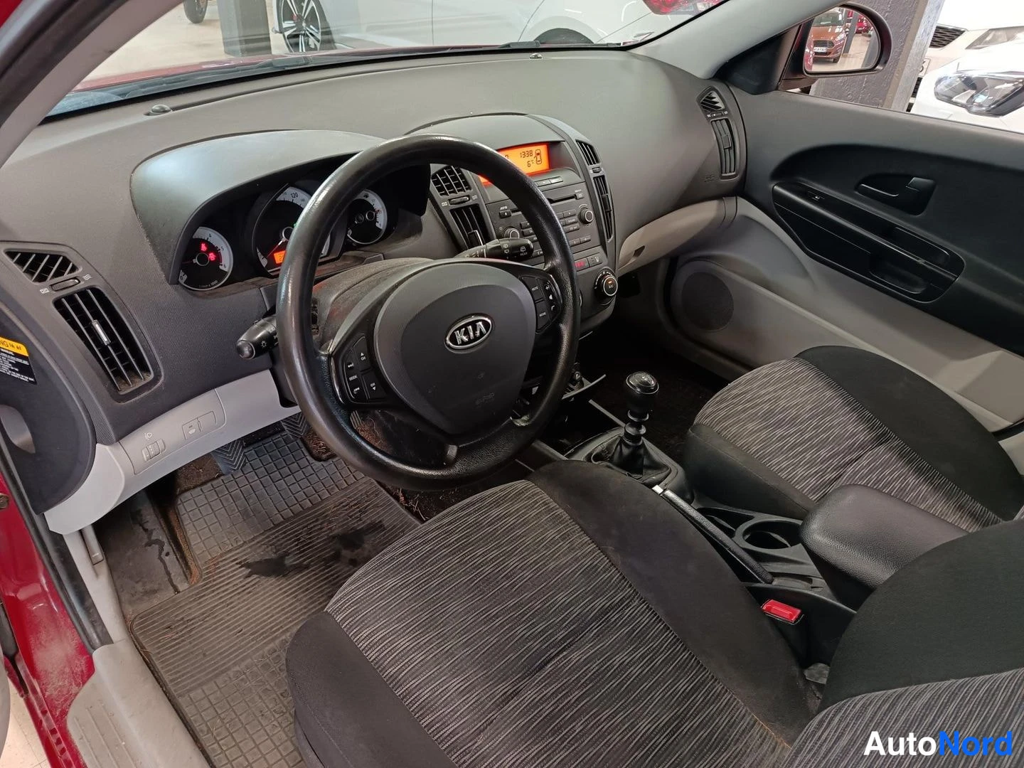 Punainen Kia Ceed 2008, ohjaamo, kuva 5
