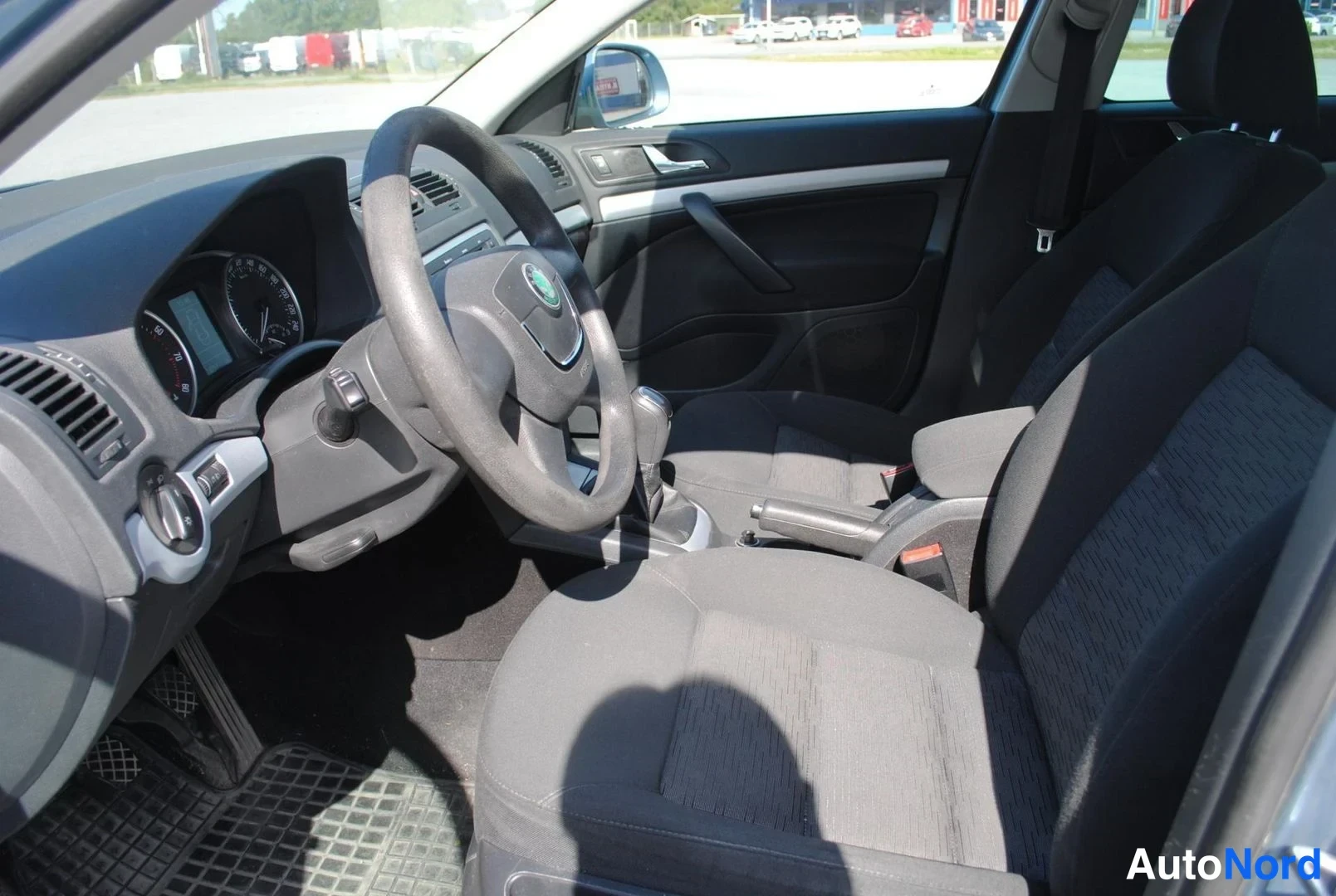 Harmaa Skoda Octavia 2011, ohjaamo, kuva 5
