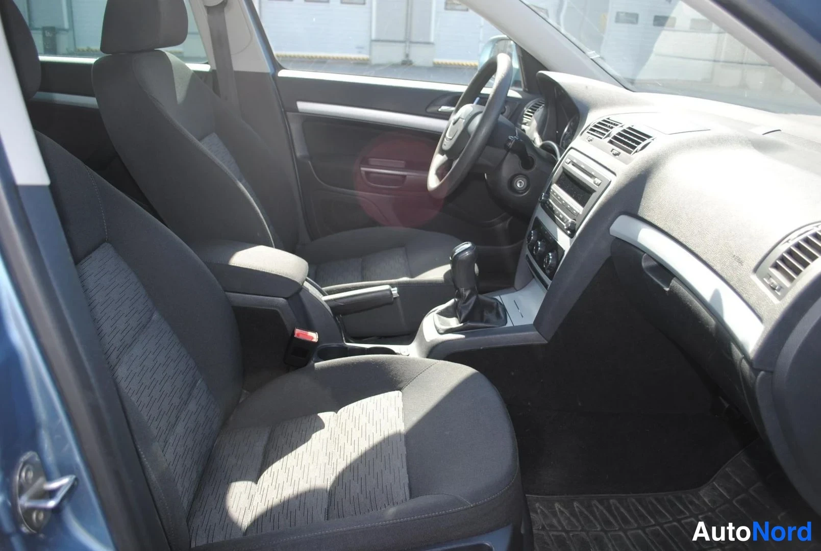 Harmaa Skoda Octavia 2011, etuistuimet, kuva 6