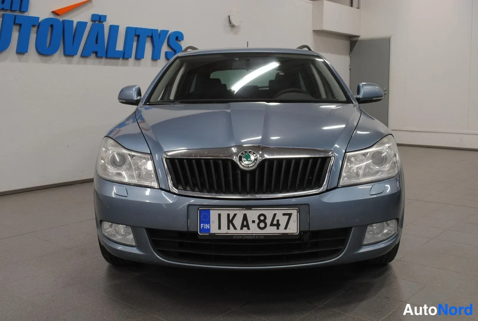Harmaa Skoda Octavia 2011, edestä, kuva 3