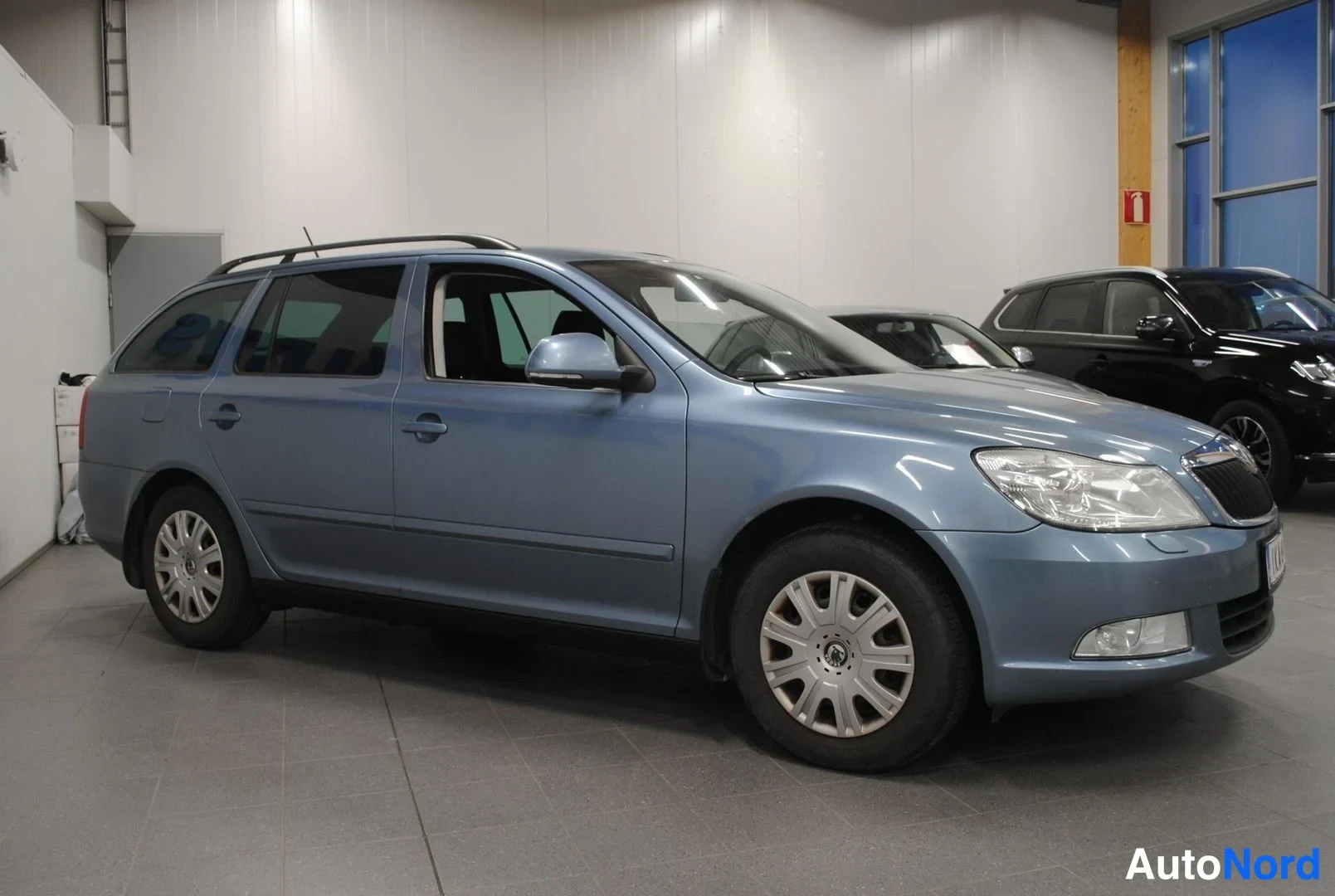 Harmaa Skoda Octavia 2011, etuviisto, keula oikealle, kuva 2