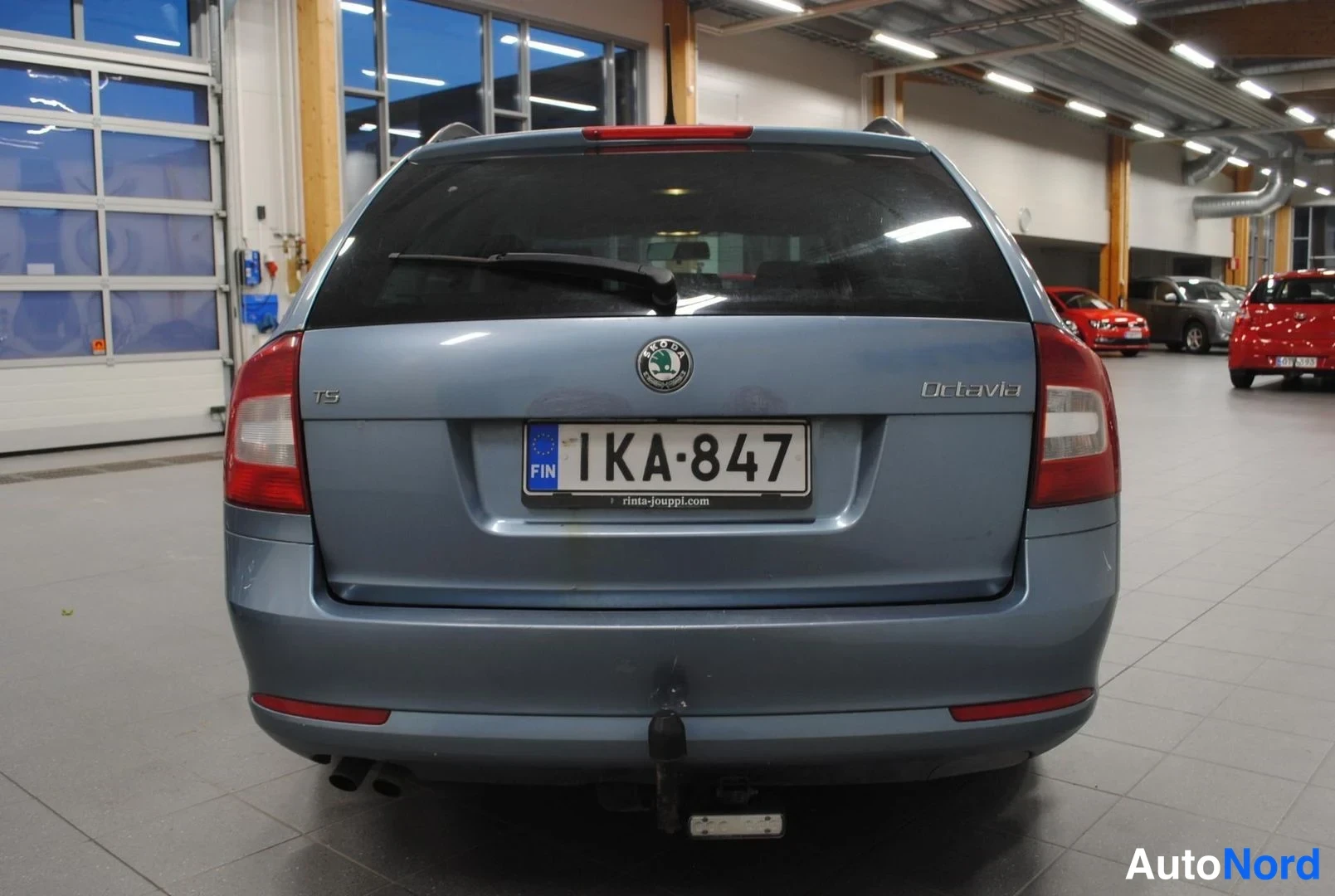 Harmaa Skoda Octavia 2011, takaa, kuva 4