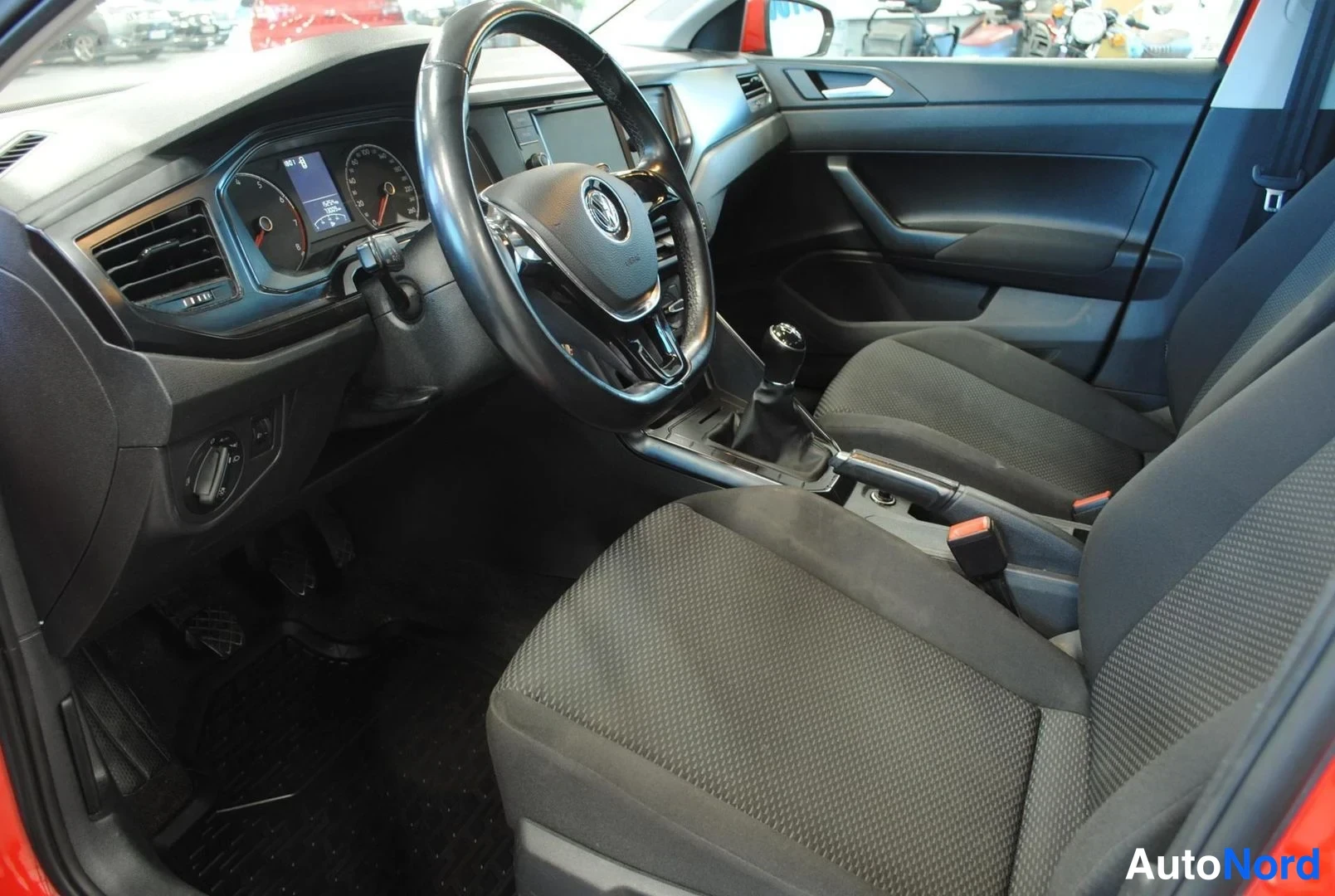 Punainen Volkswagen Polo 2020, ohjaamo, kuva 5