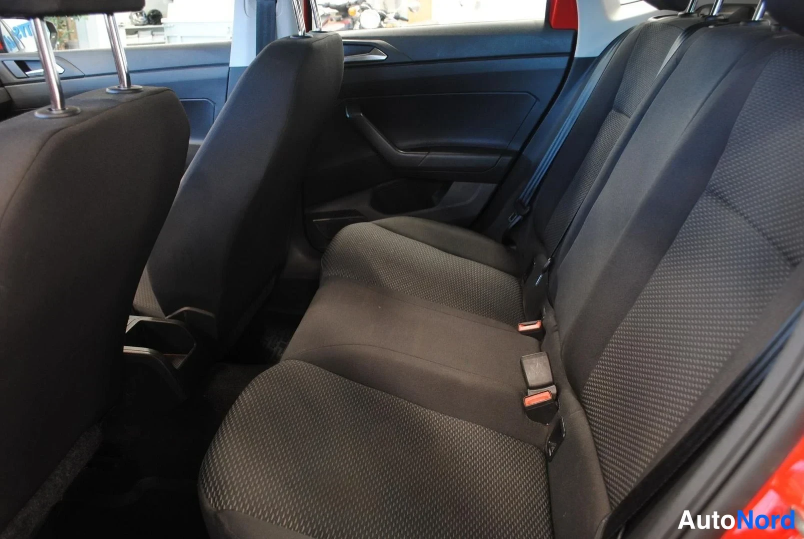 Punainen Volkswagen Polo 2020, takaistuimet, kuva 7