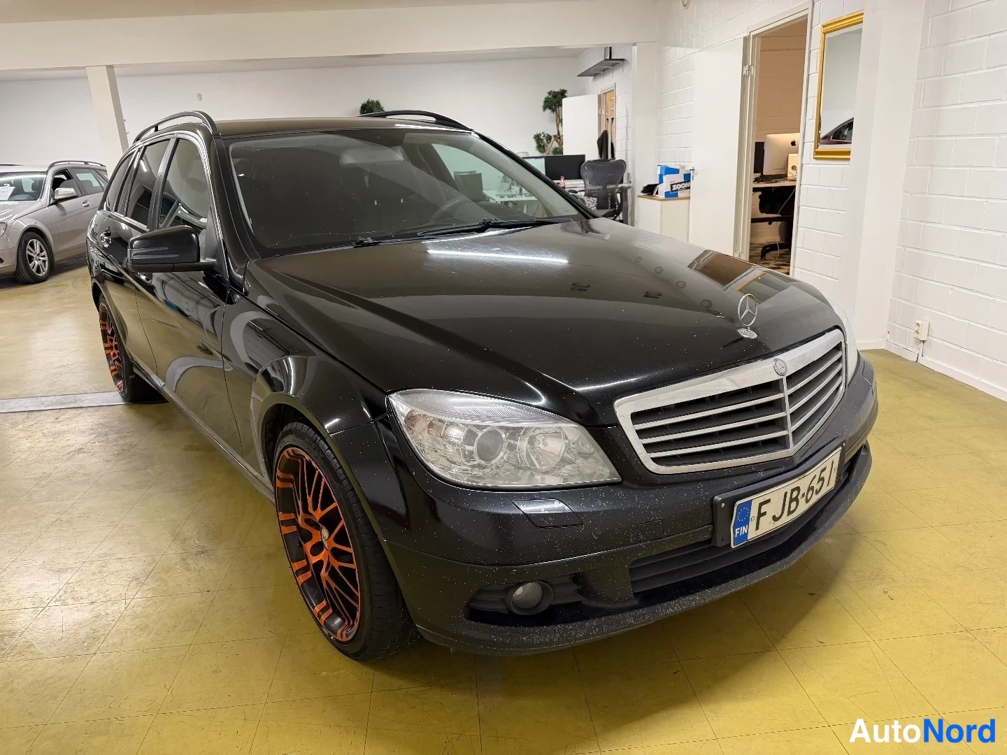 Musta Mercedes-Benz C 200 CDI 2009, etuviisto, keula oikealle, kuva 3