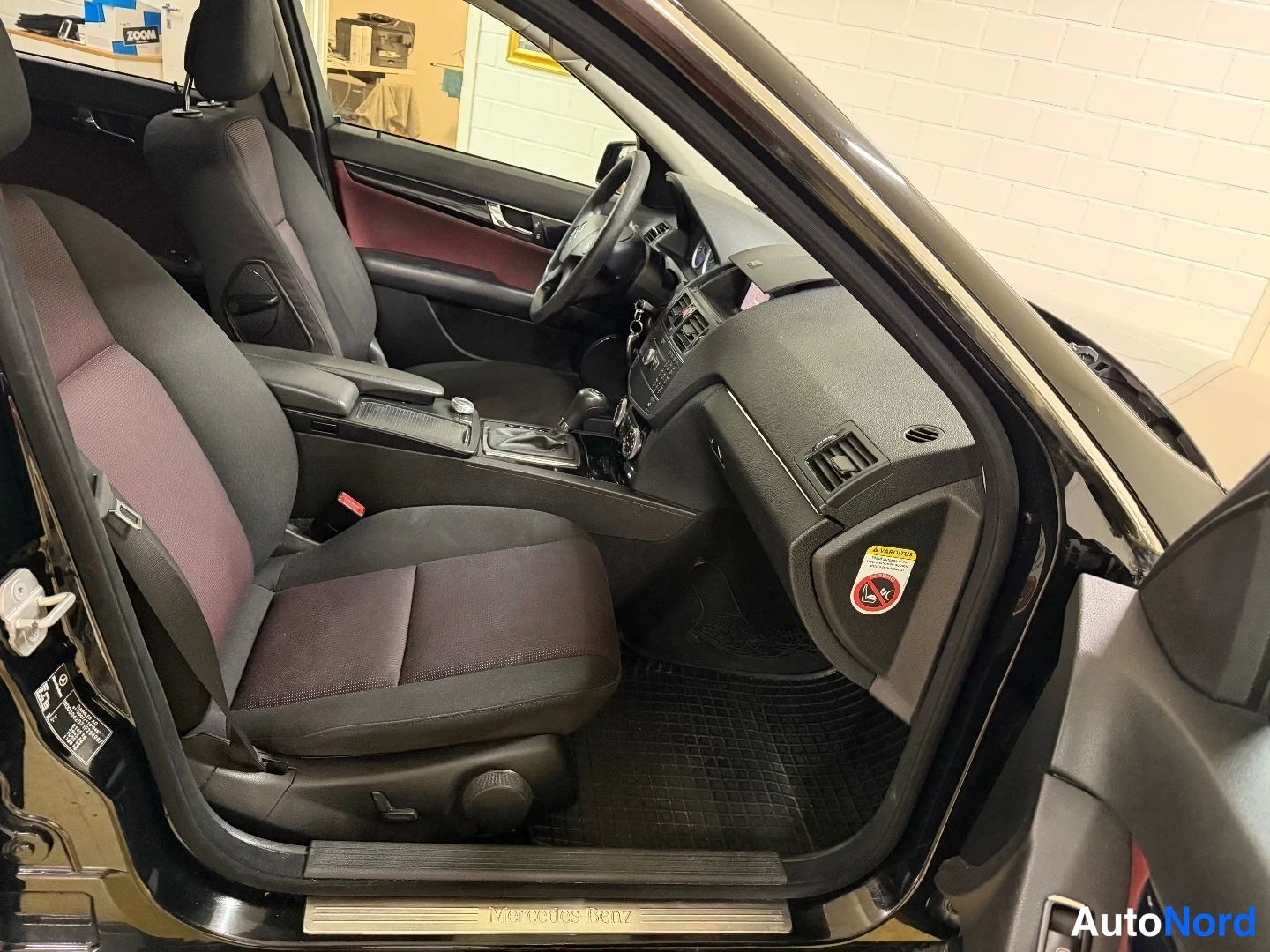 Musta Mercedes-Benz C 200 CDI 2009, etuistuimet, kuva 12