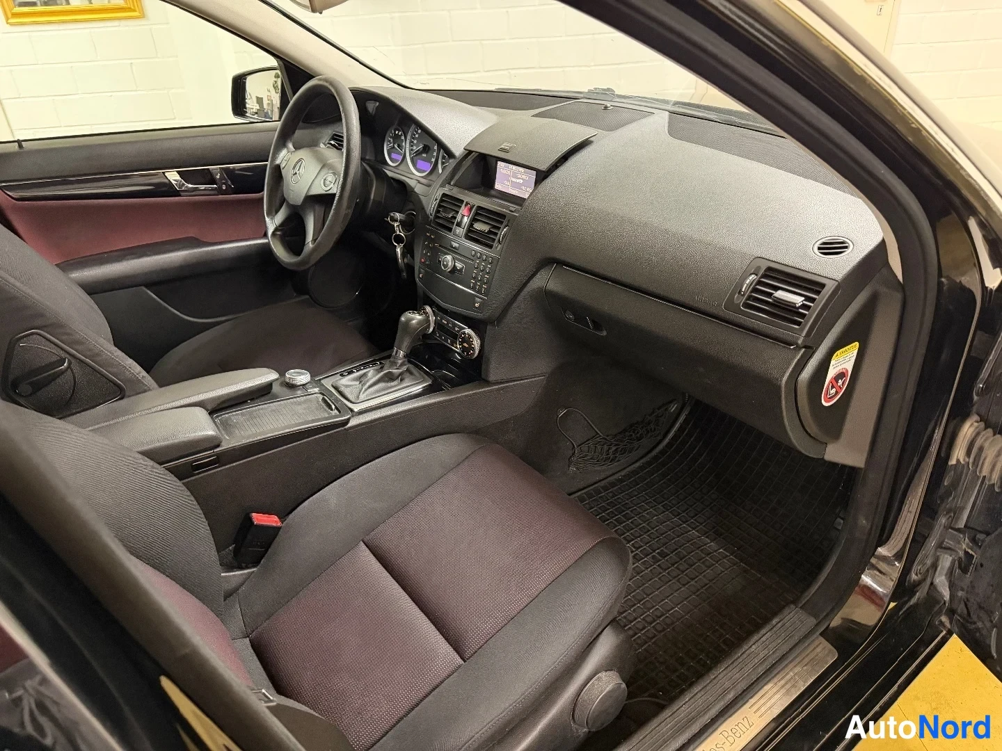 Musta Mercedes-Benz C 200 CDI 2009, ohjaamo, kuva 11